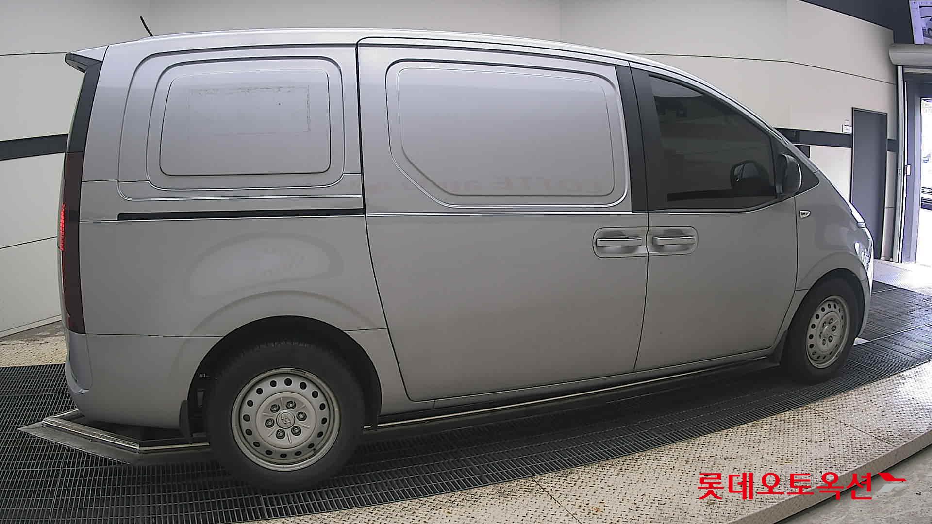 2023 - hyundai staria