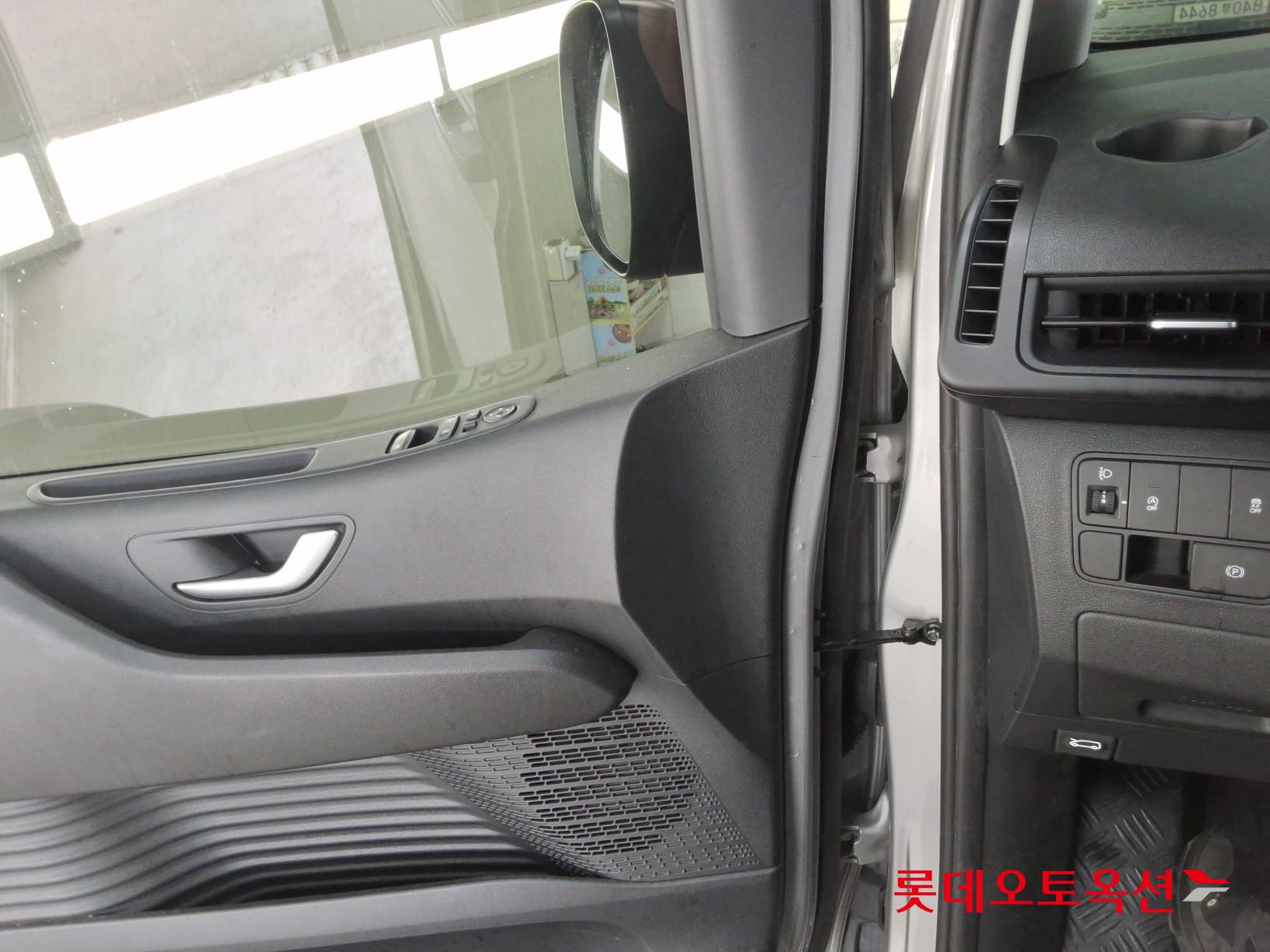 2023 - hyundai staria