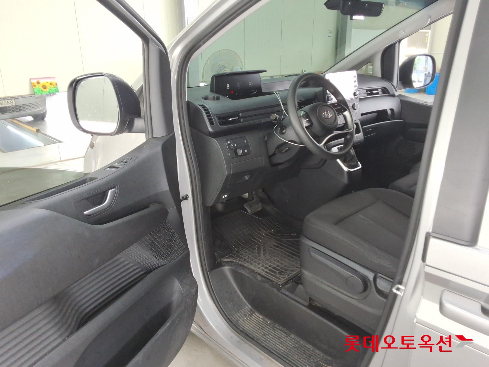 2023 - hyundai staria