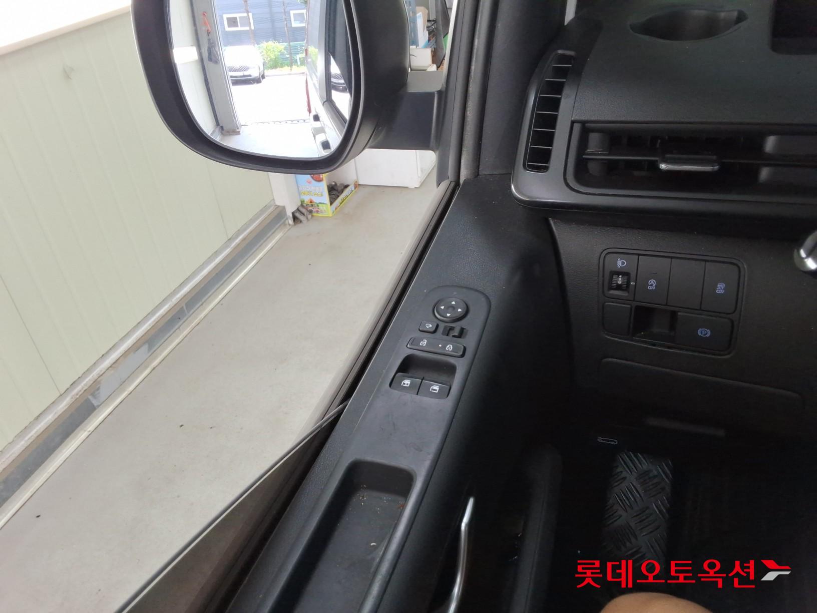 2022 - hyundai staria