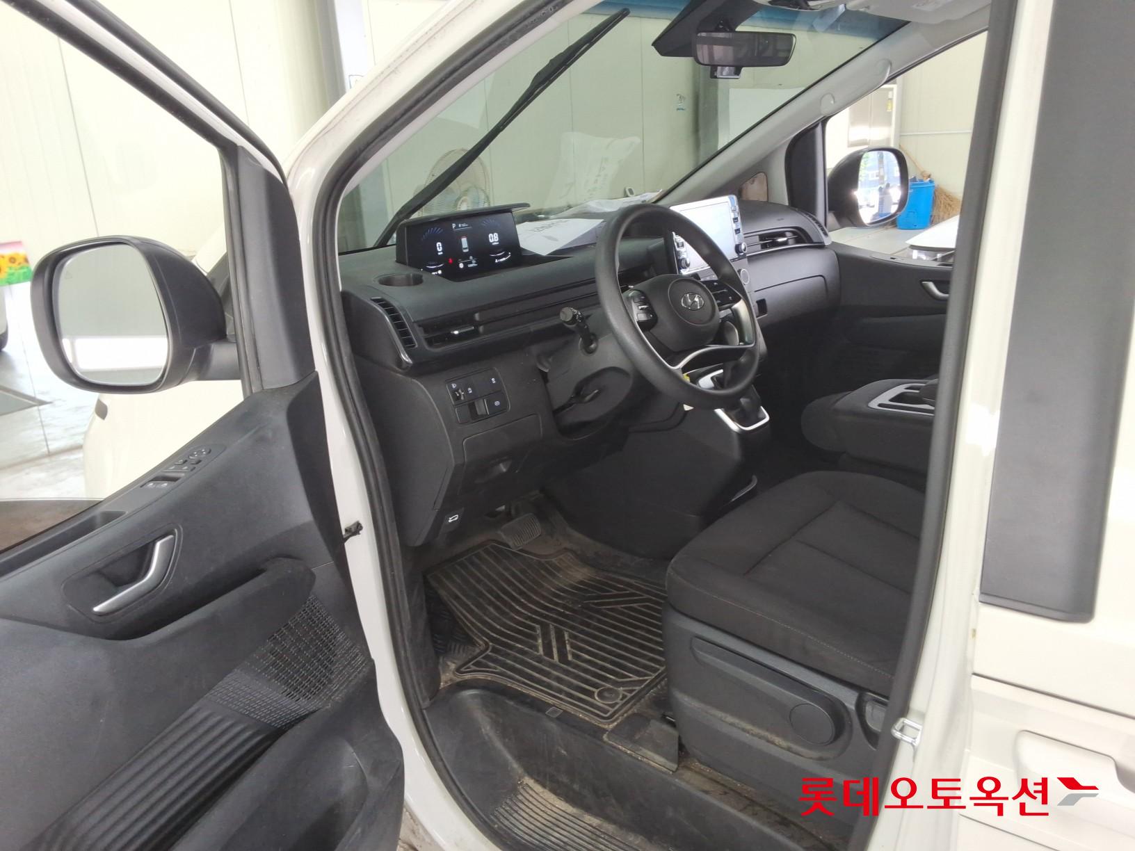 2022 - hyundai staria