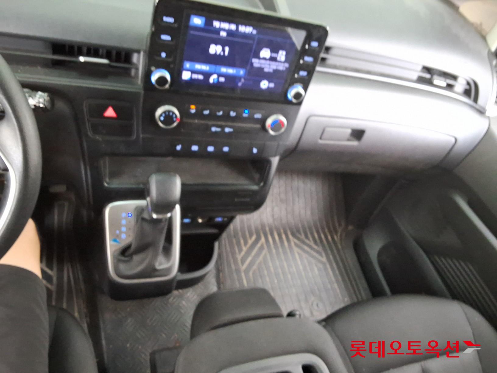 2022 - hyundai staria