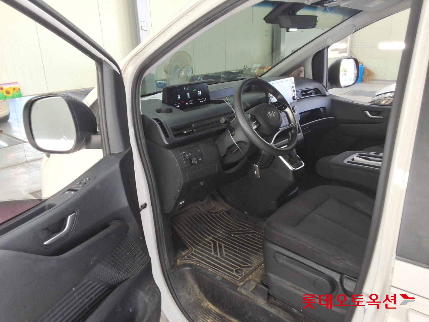 2022 - hyundai staria