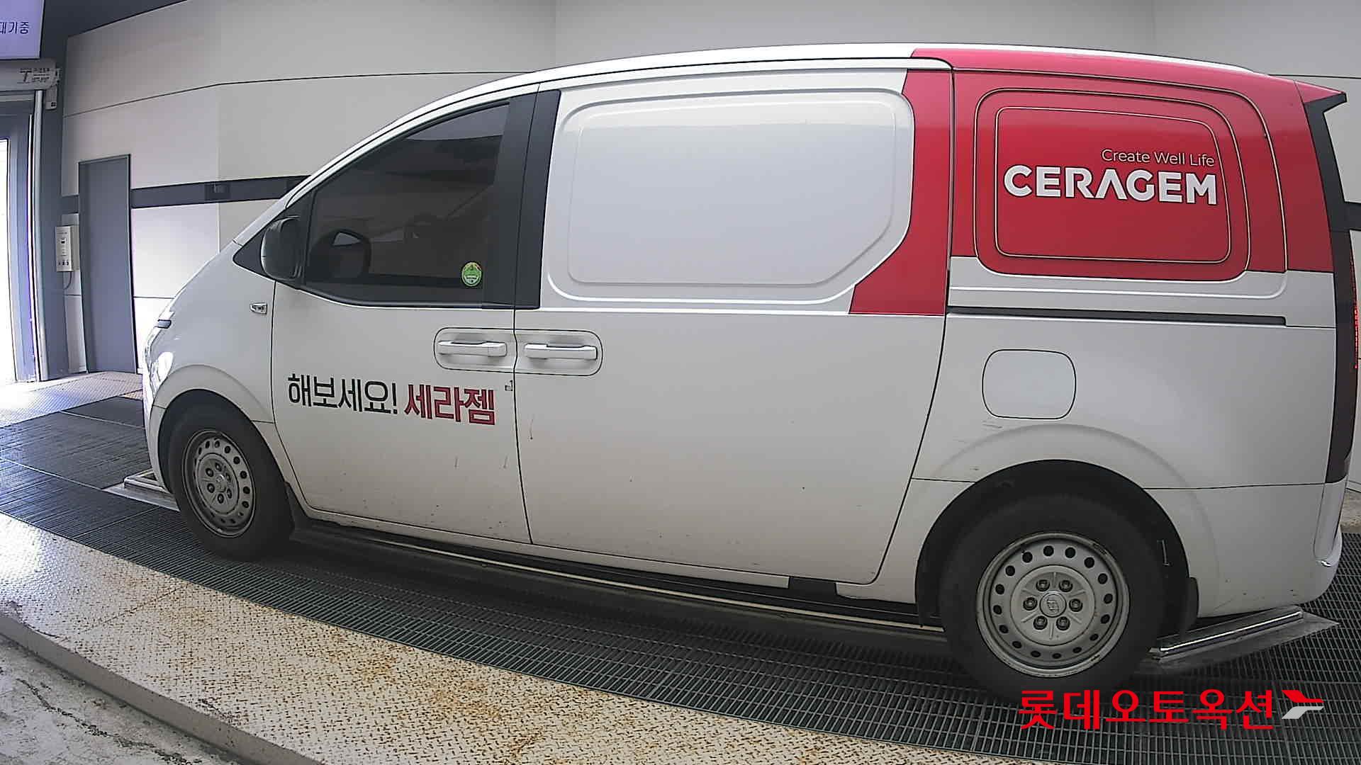 2022 - hyundai staria