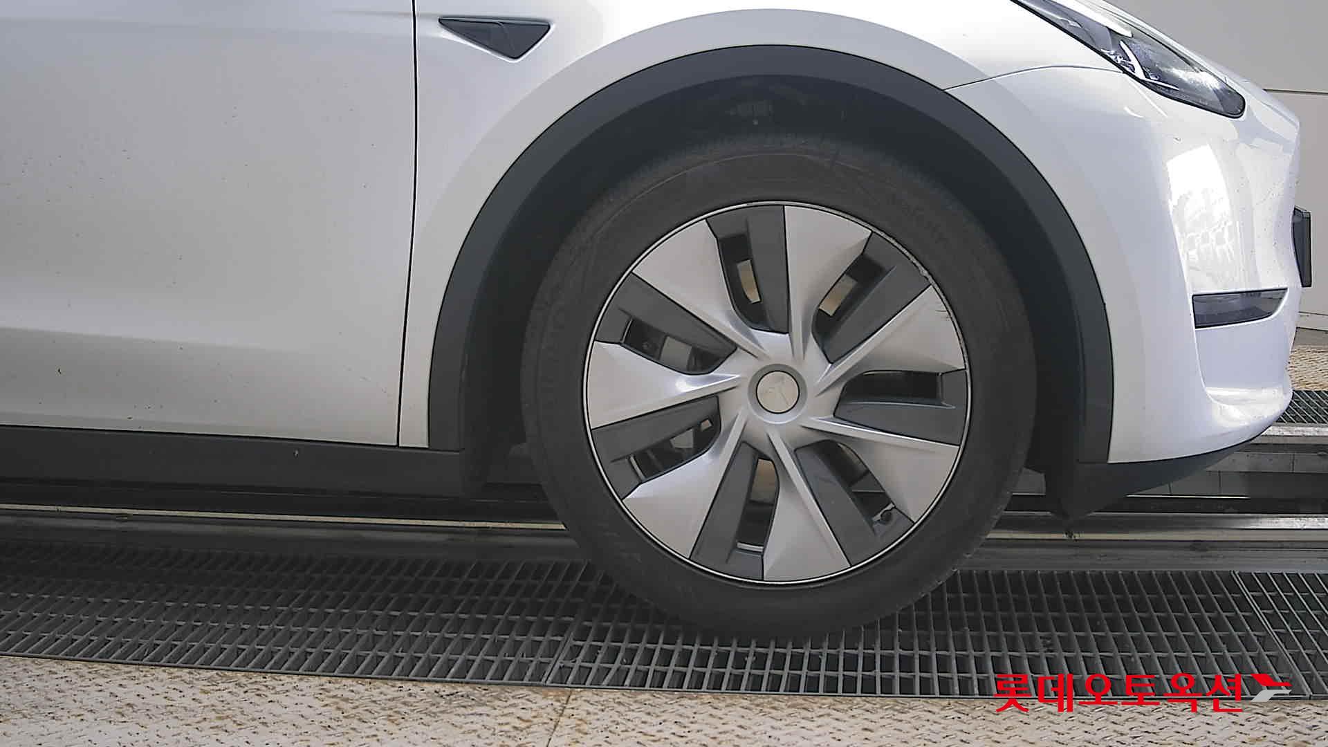 2023 - tesla model y