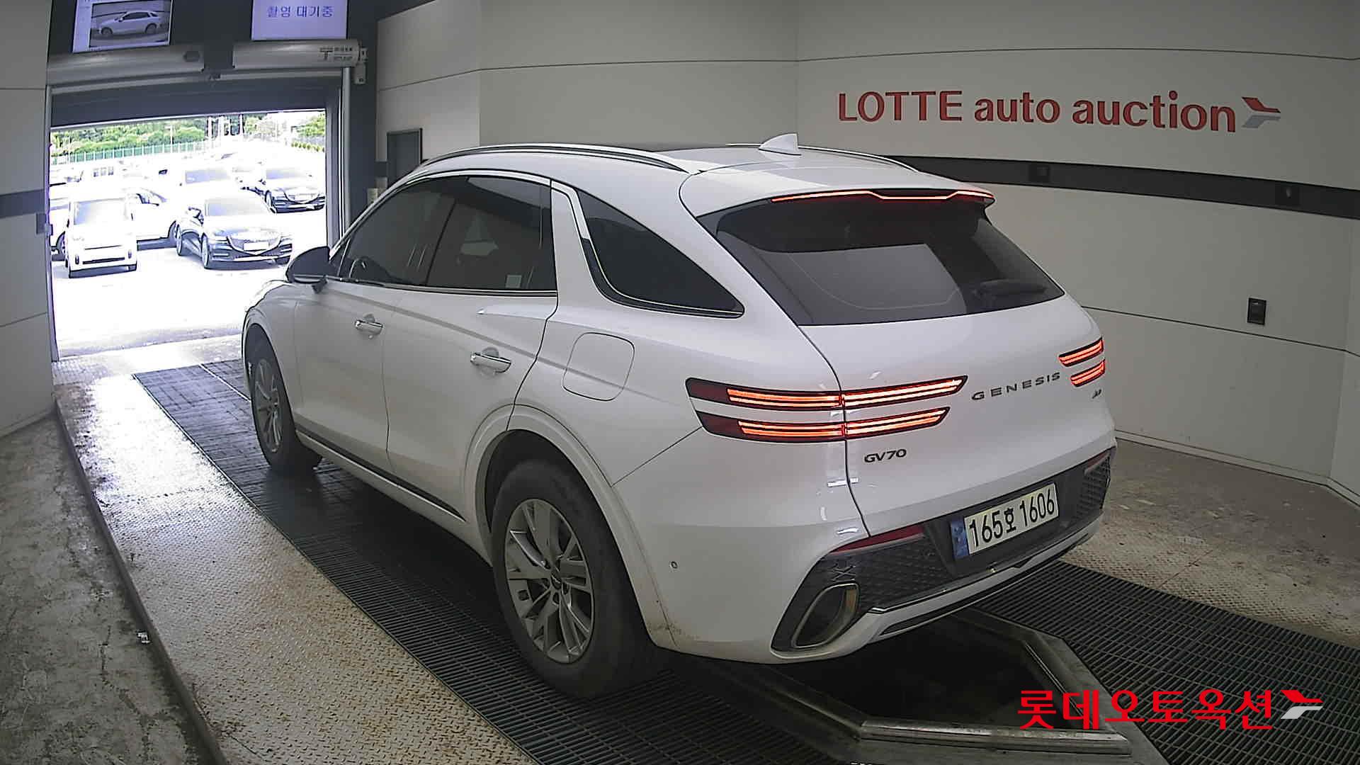 2021 - genesis gv70
