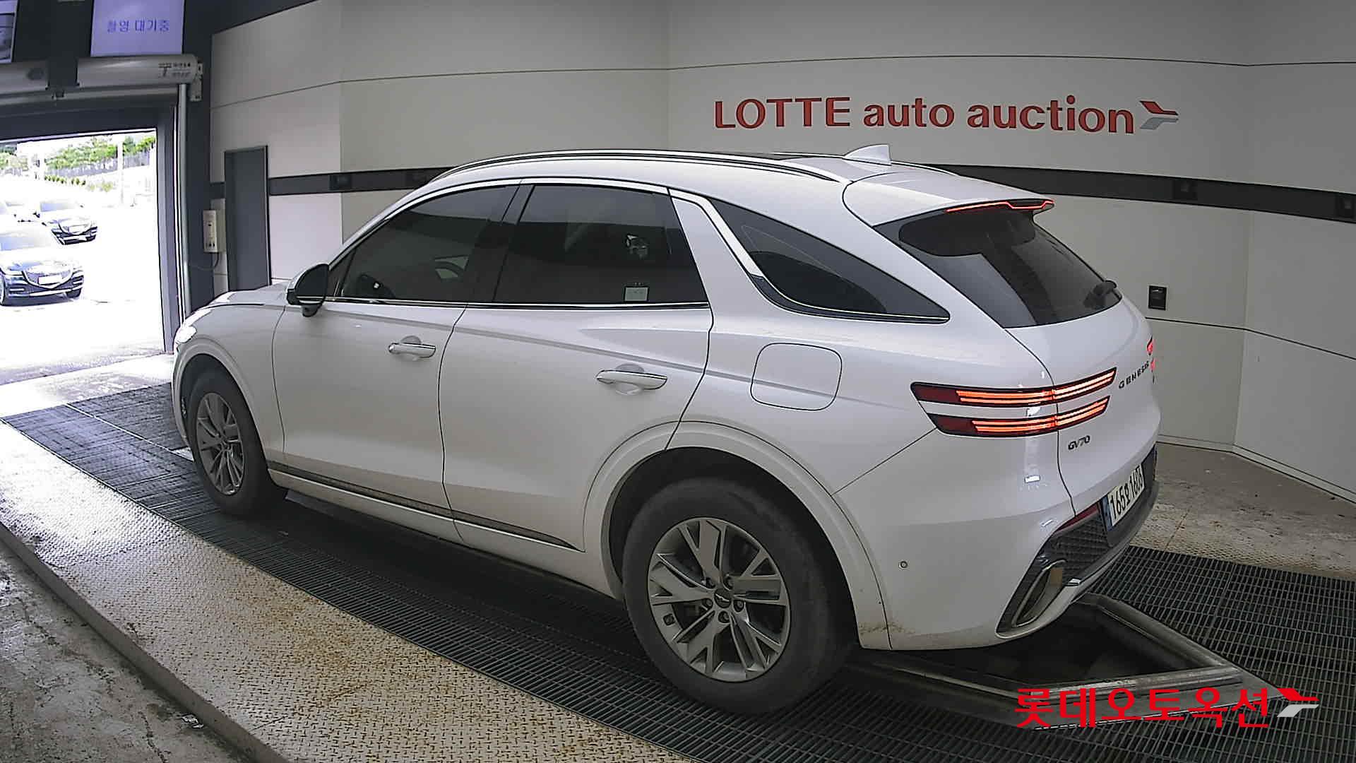 2021 - genesis gv70