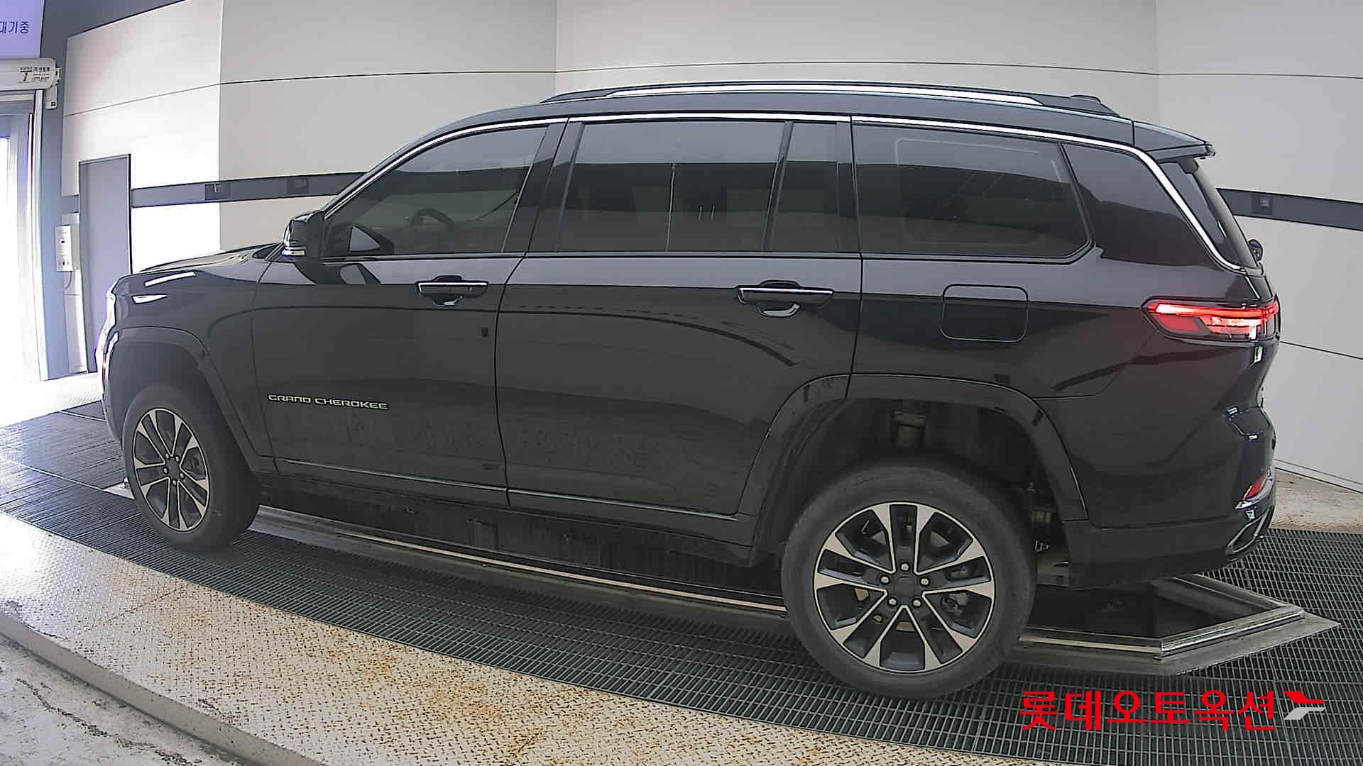 2022 - jeep grand cherokee