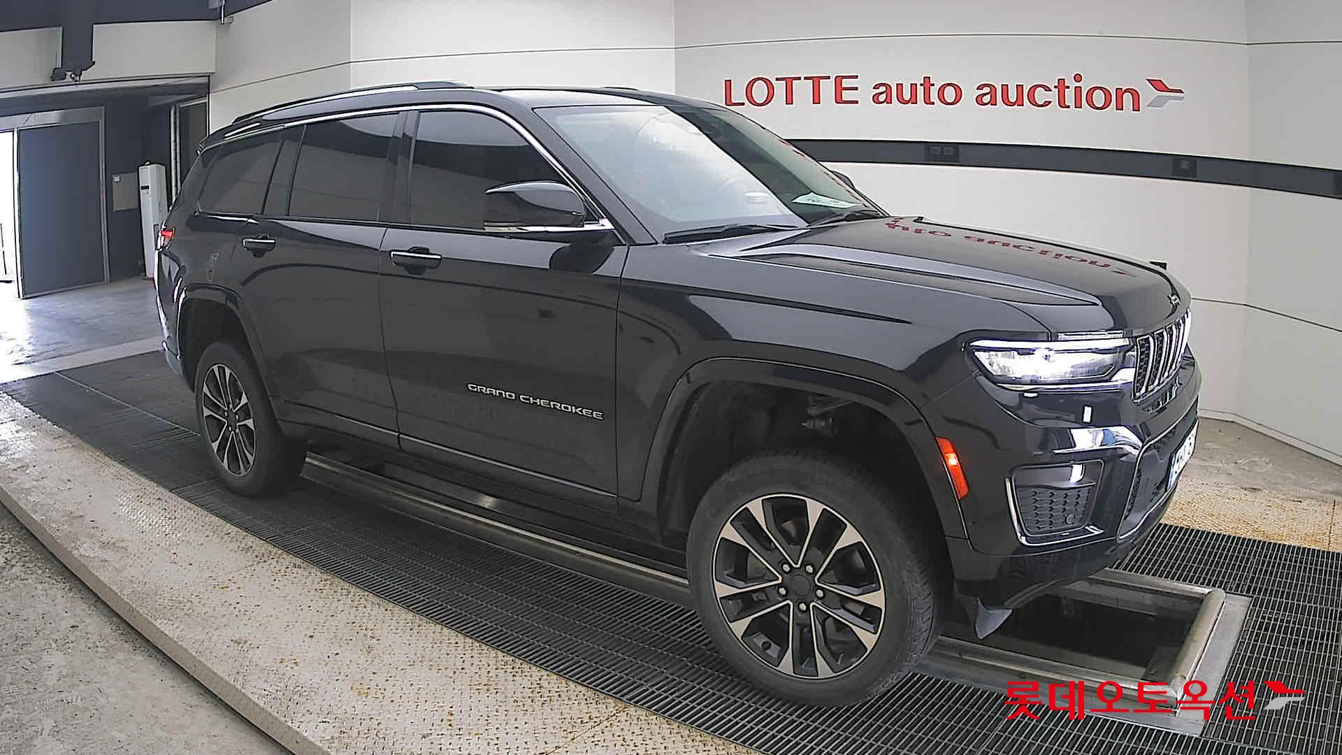 2022 - jeep grand cherokee