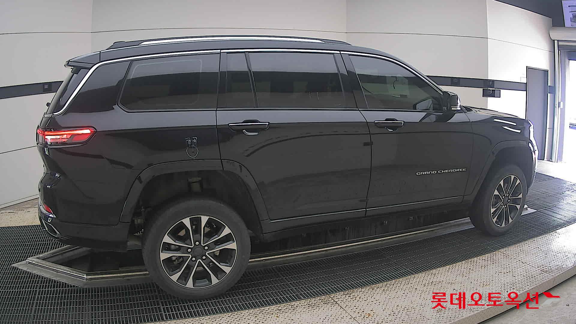 2022 - jeep grand cherokee