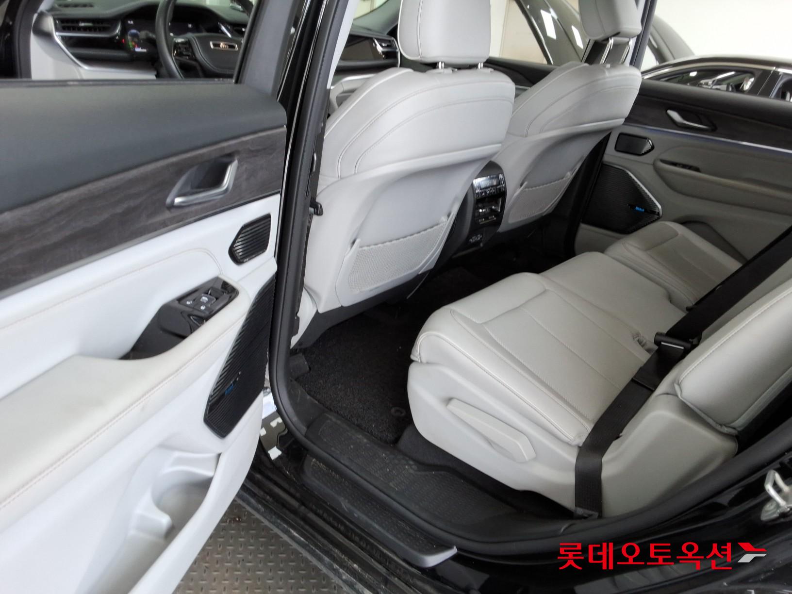 2022 - jeep grand cherokee