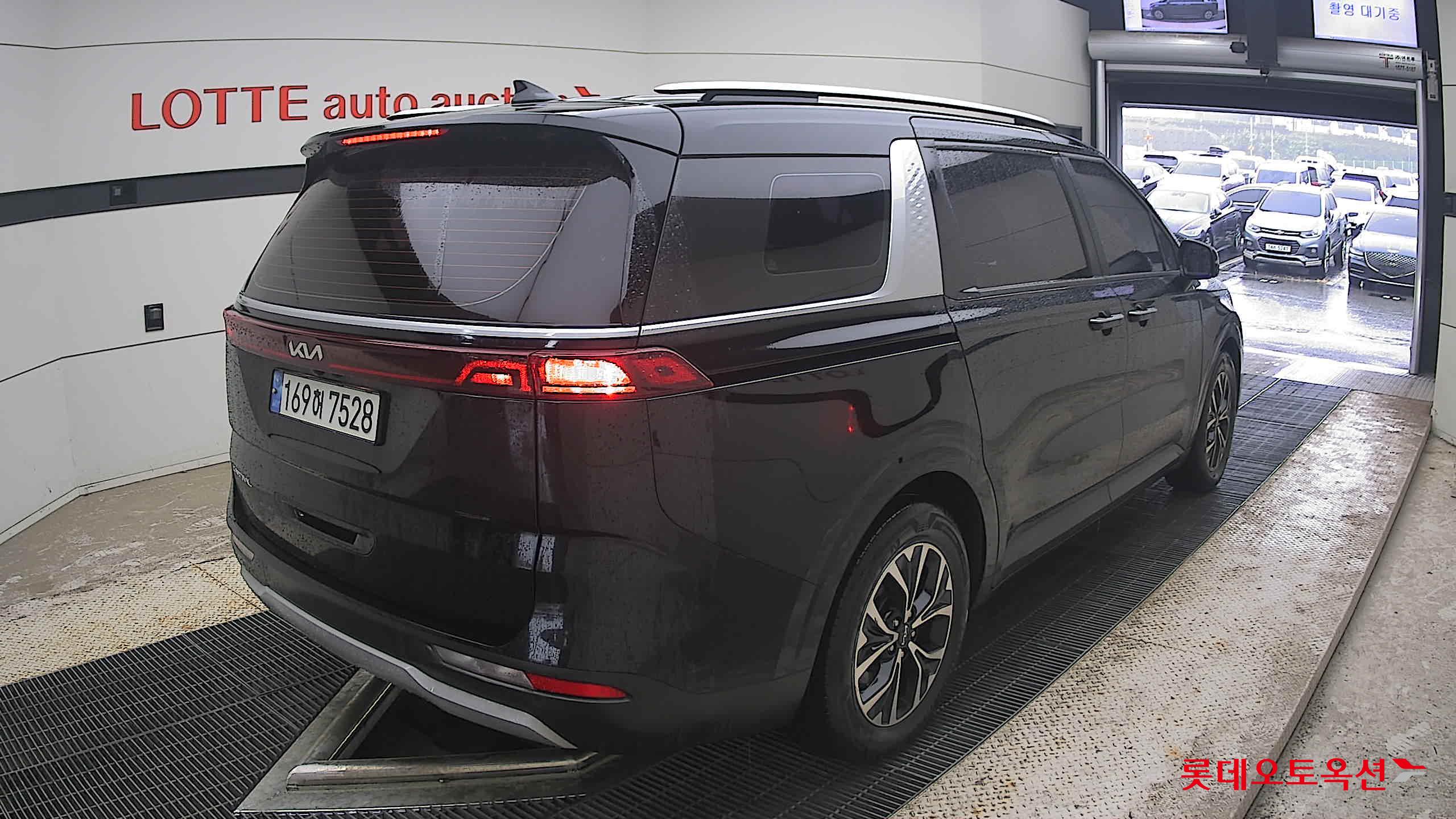 2023 - kia carnival