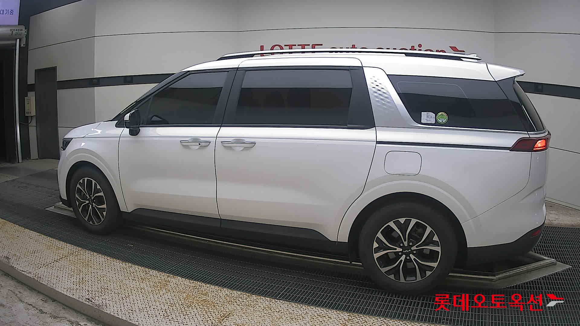 2023 - kia carnival