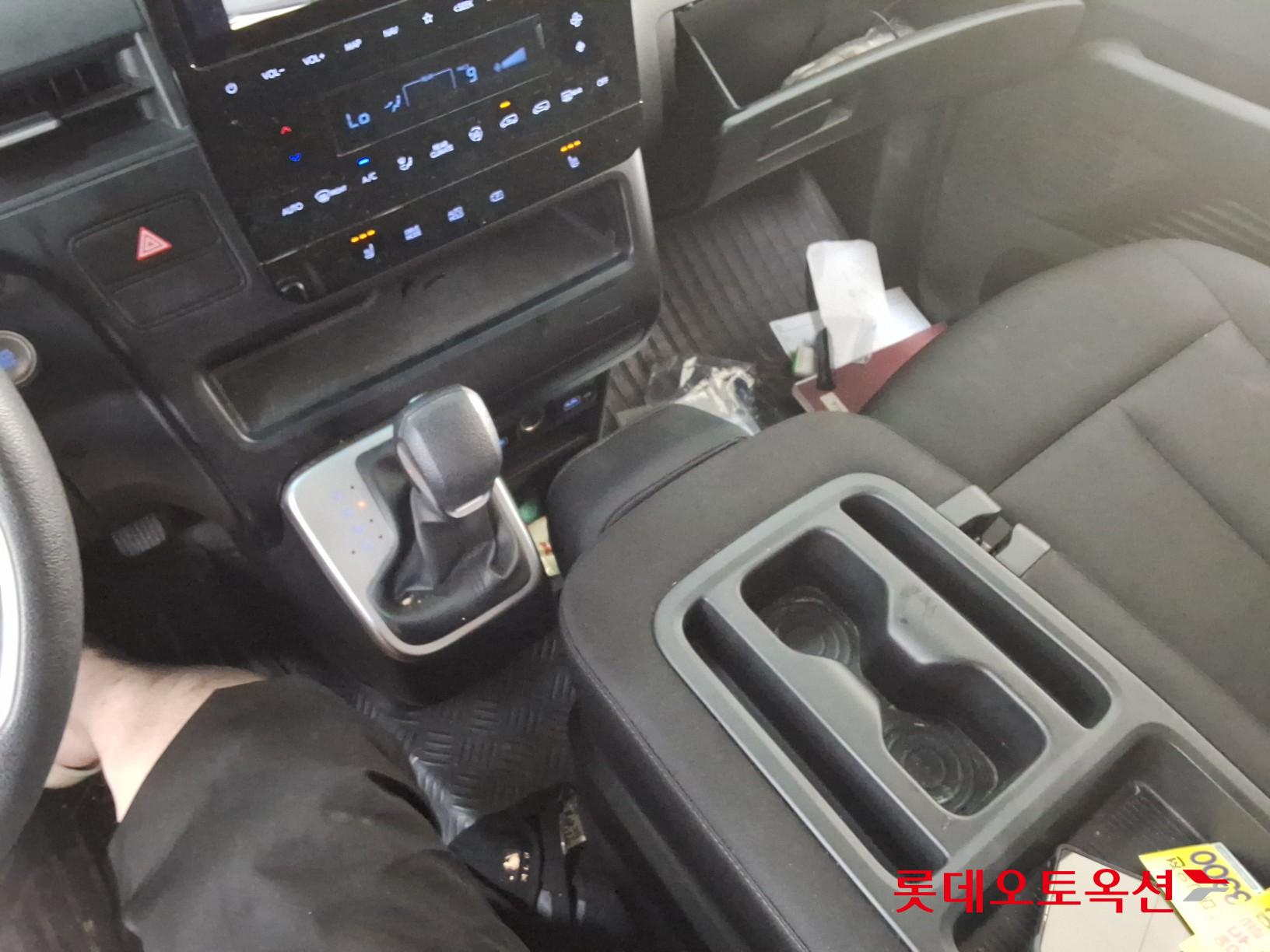 2022 - hyundai staria