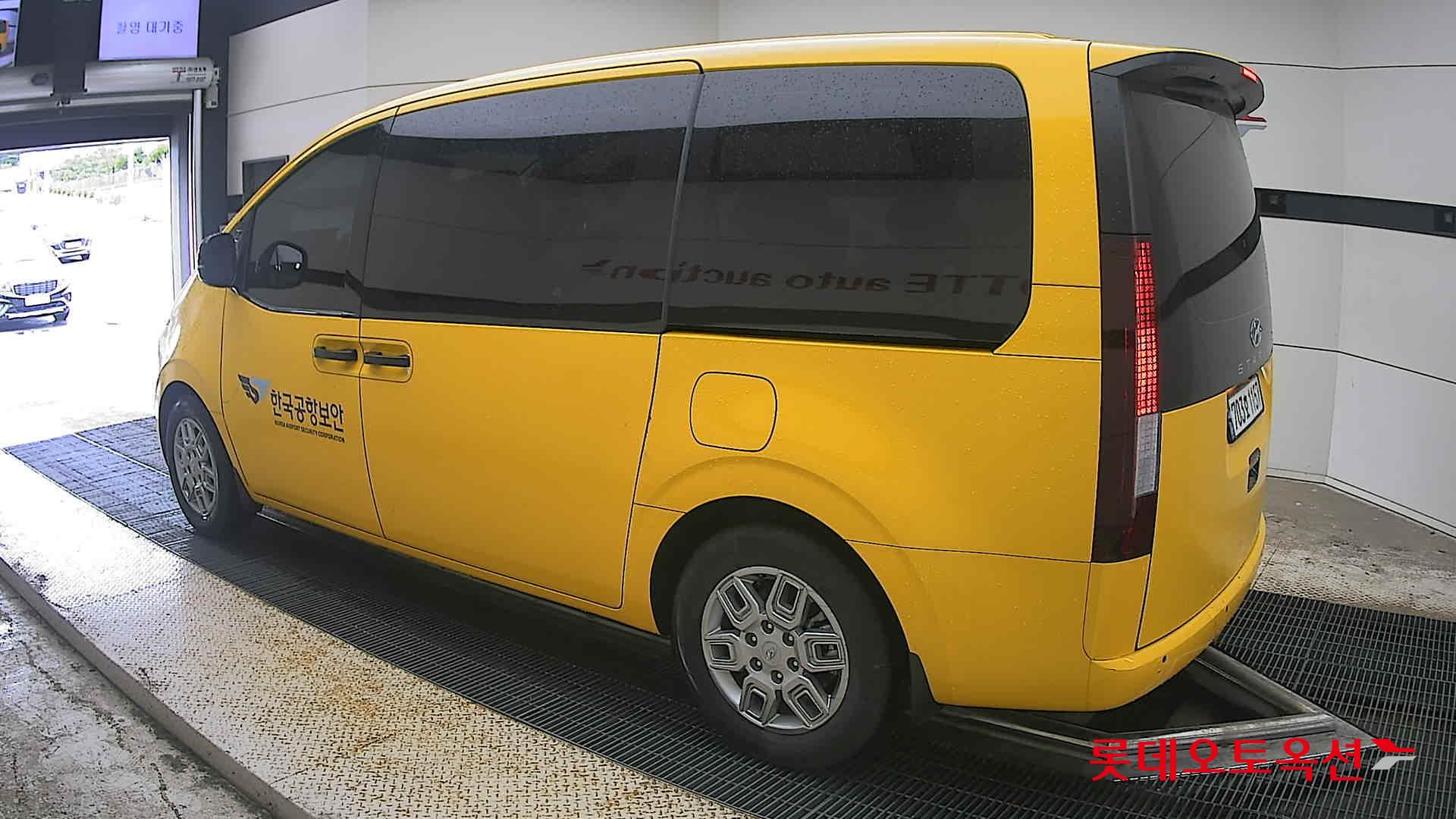 2023 - hyundai staria