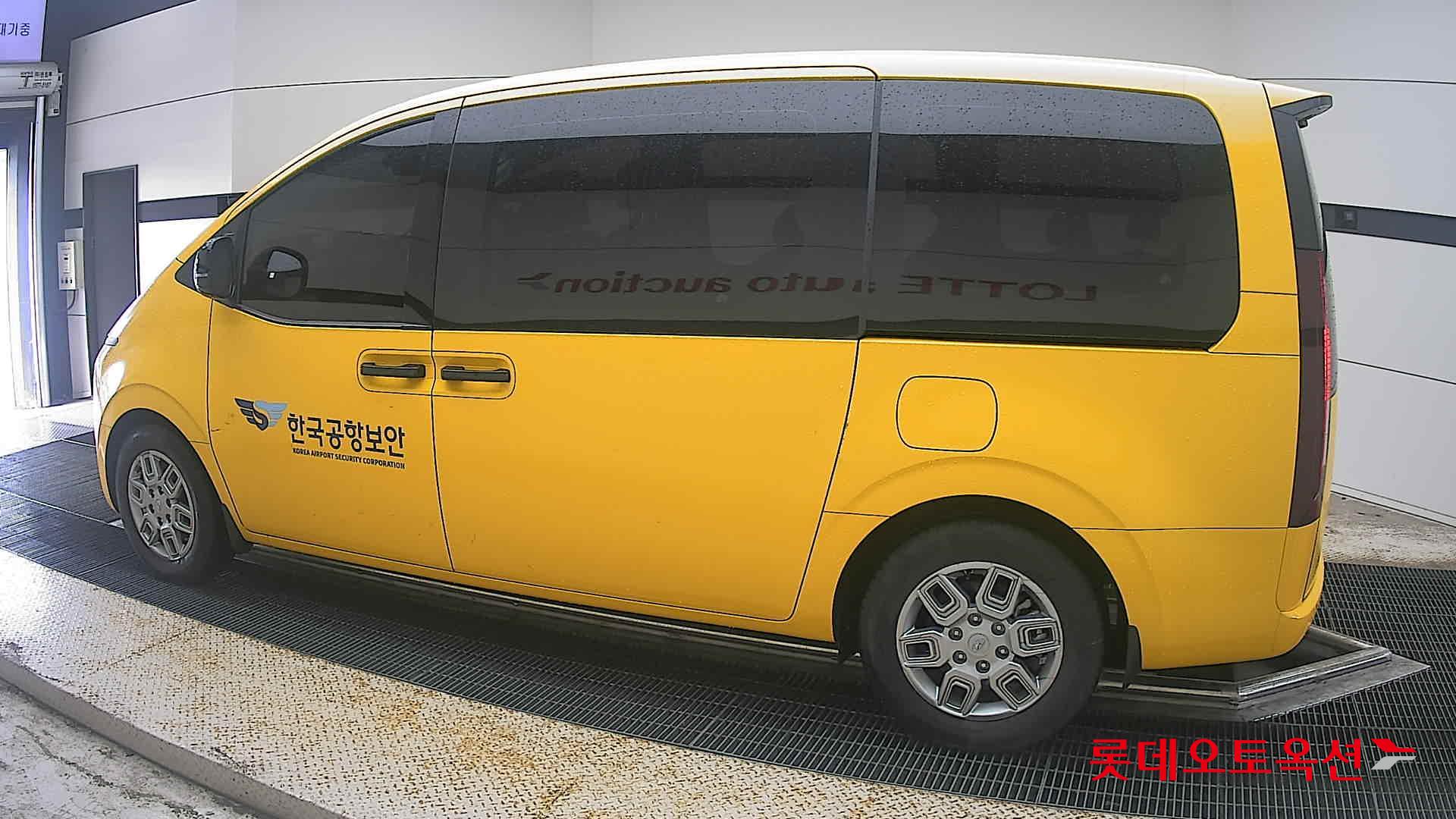 2023 - hyundai staria