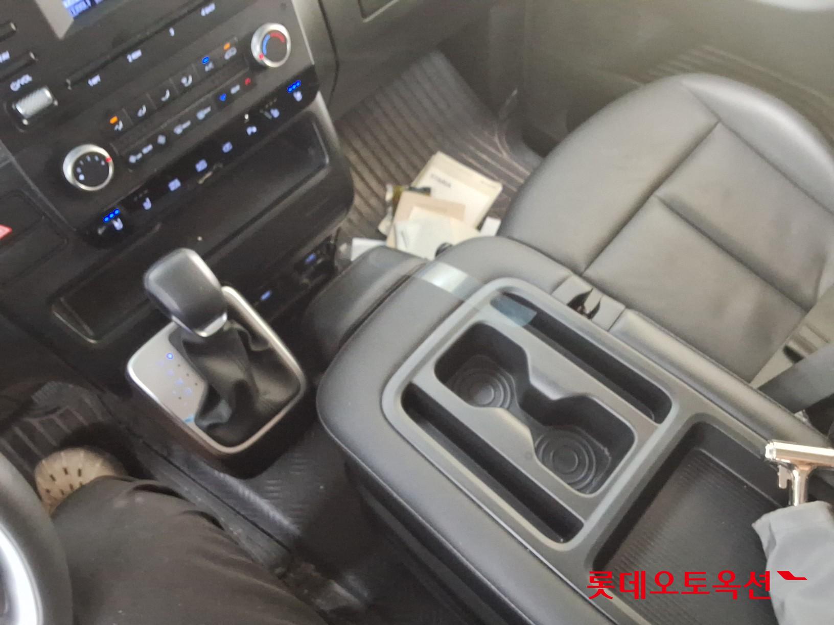 2023 - hyundai staria