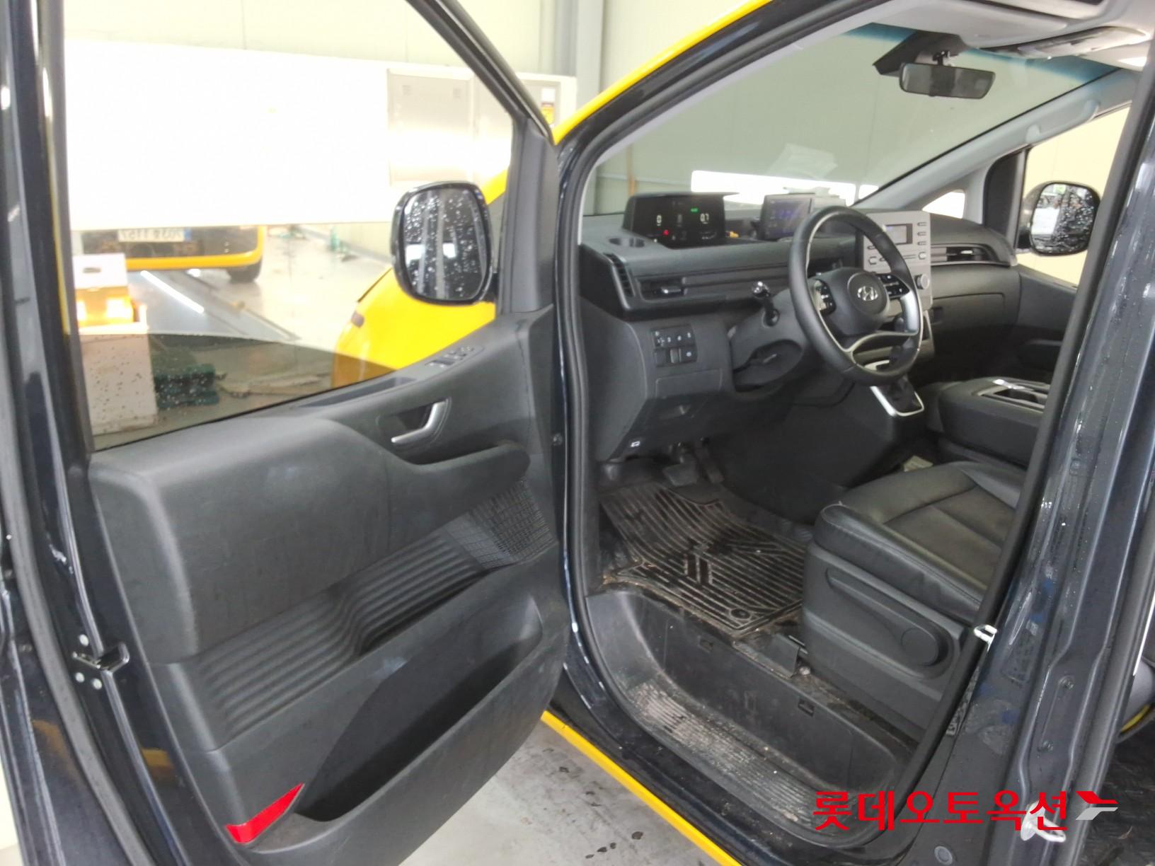 2023 - hyundai staria