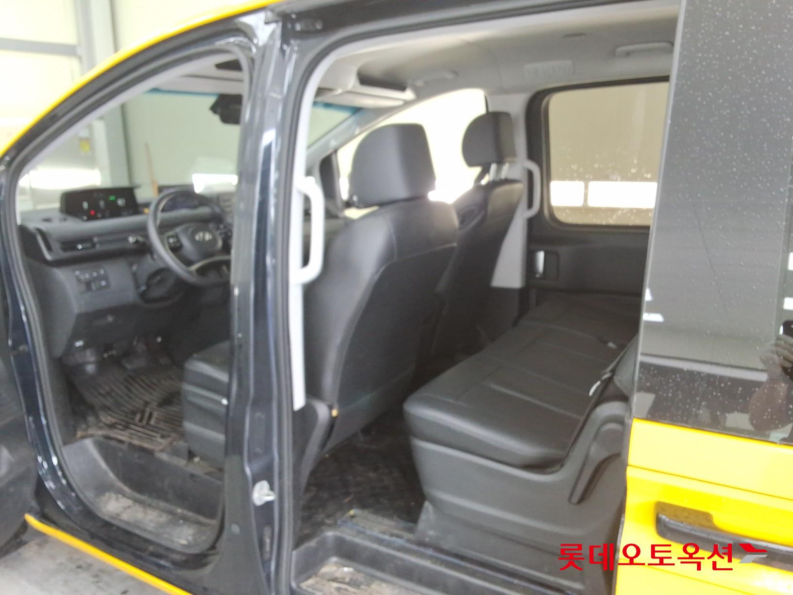 2023 - hyundai staria