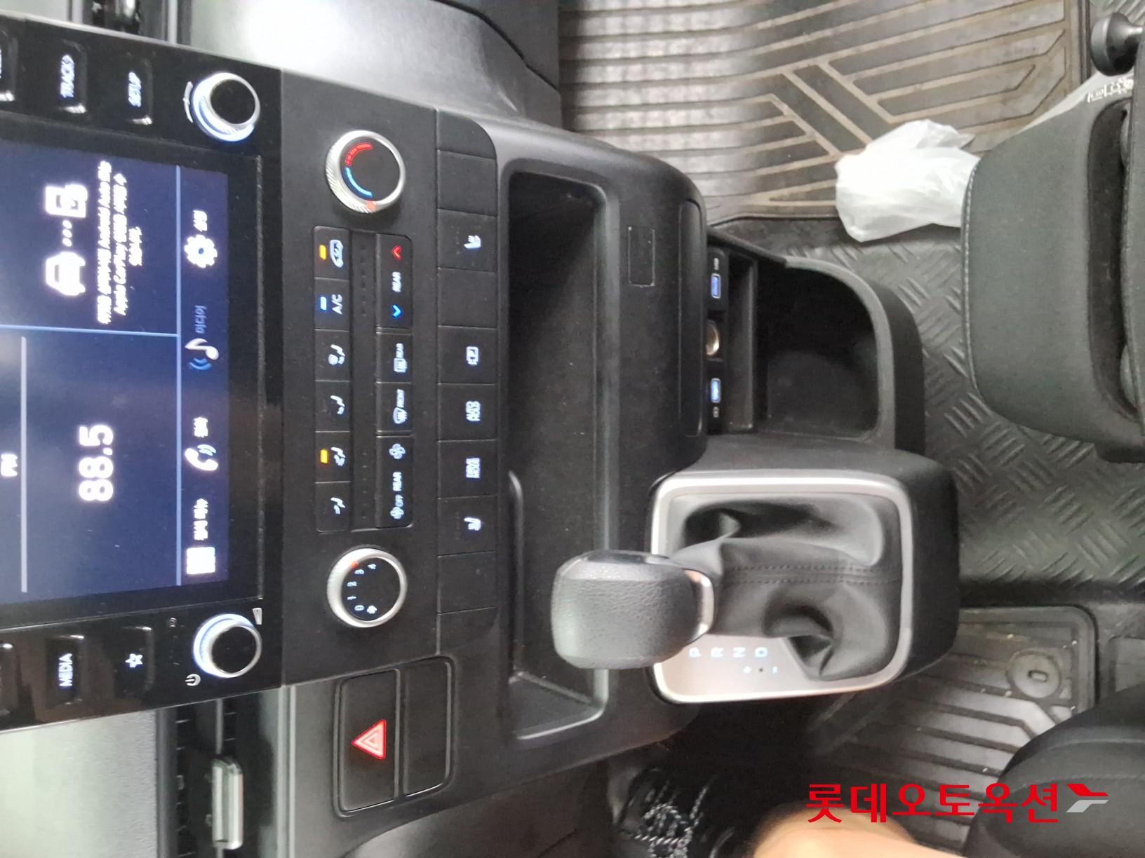 2023 - hyundai staria