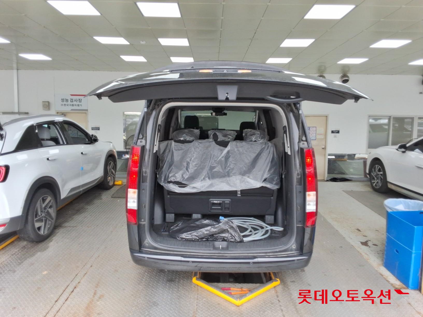2023 - hyundai staria