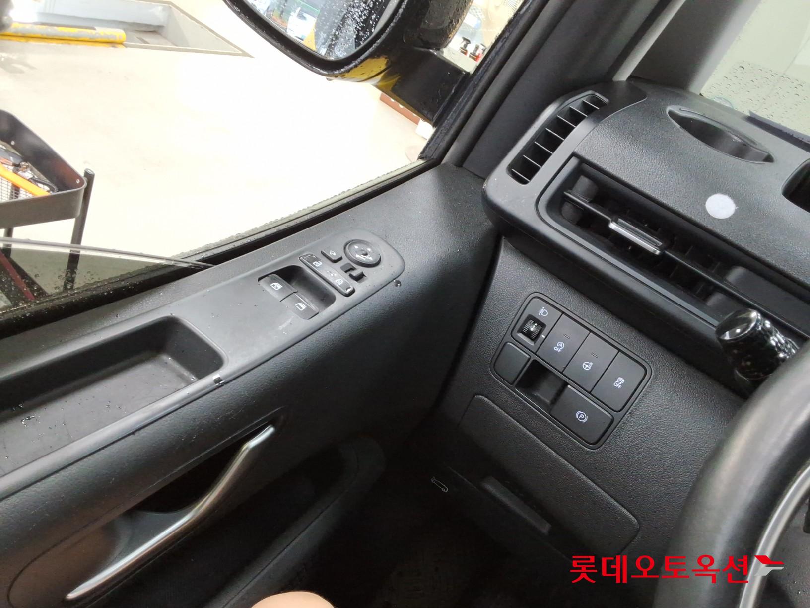 2023 - hyundai staria