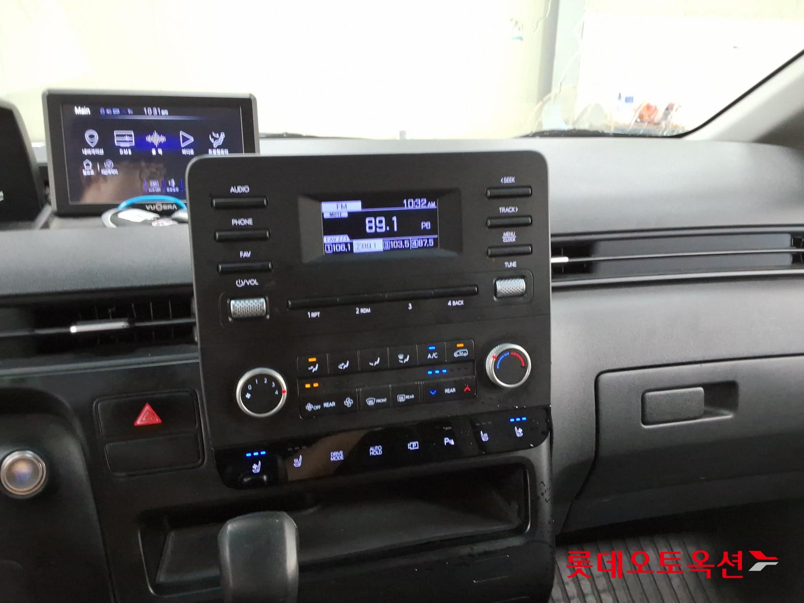 2023 - hyundai staria