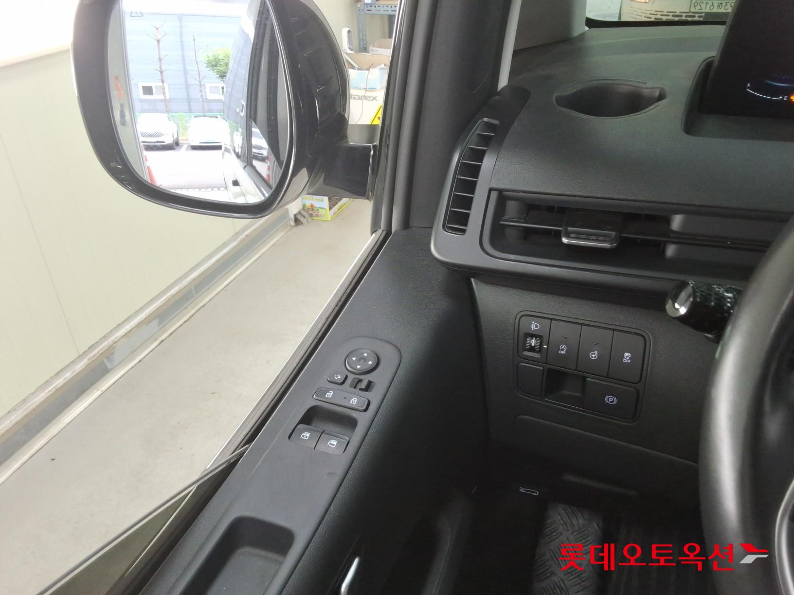 2022 - hyundai staria