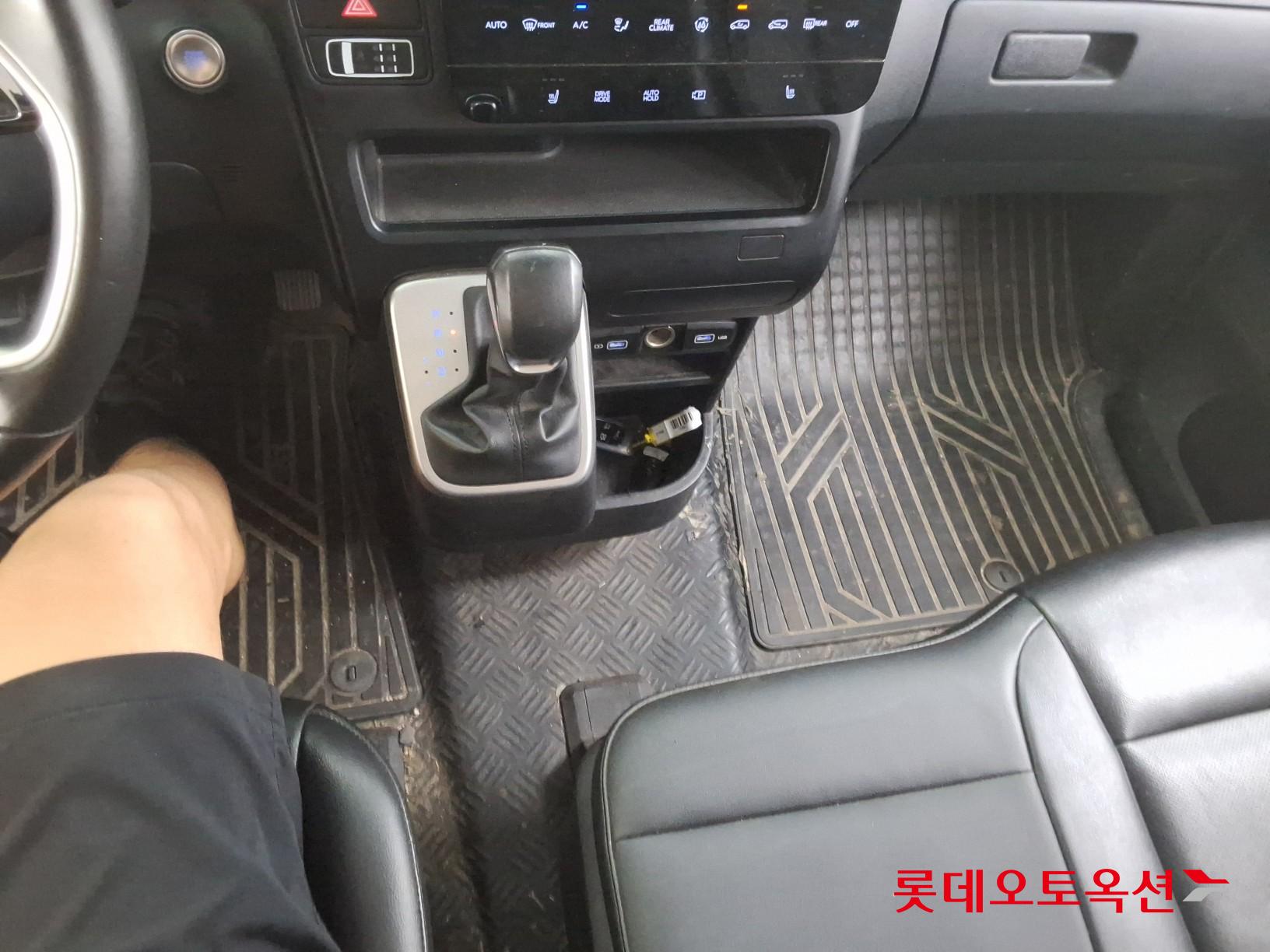 2022 - hyundai staria