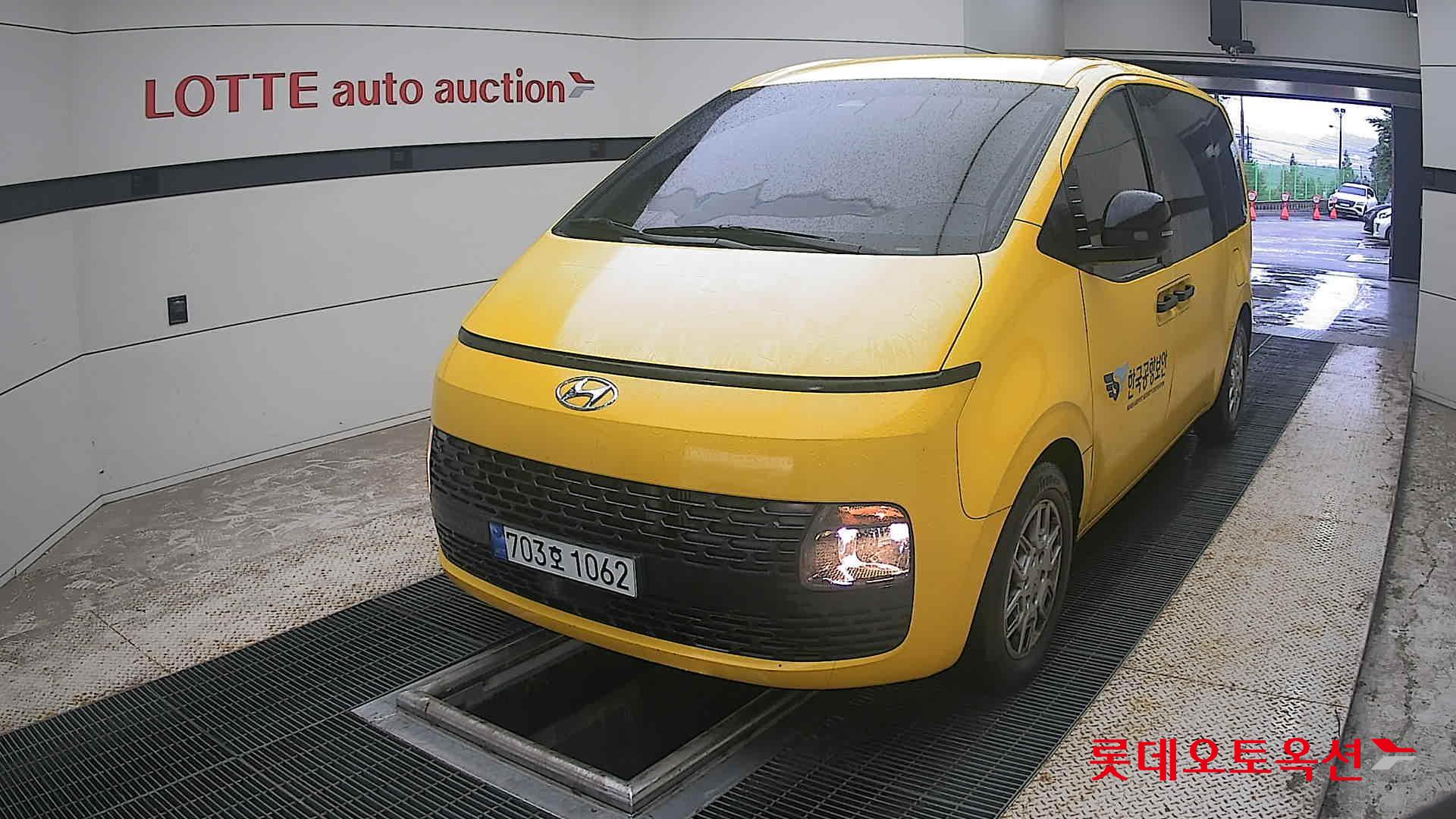 2023 - hyundai staria