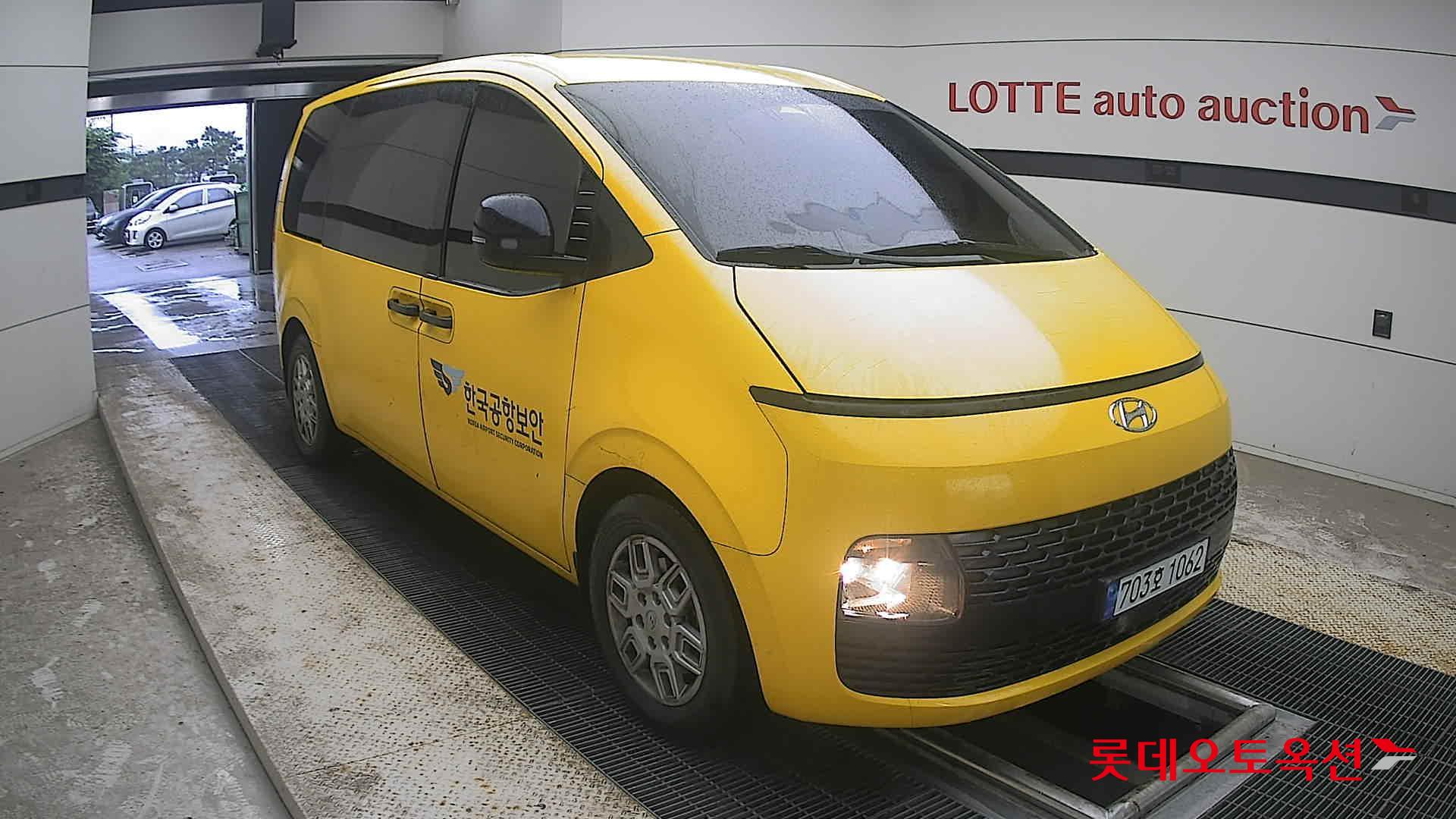 2023 - hyundai staria