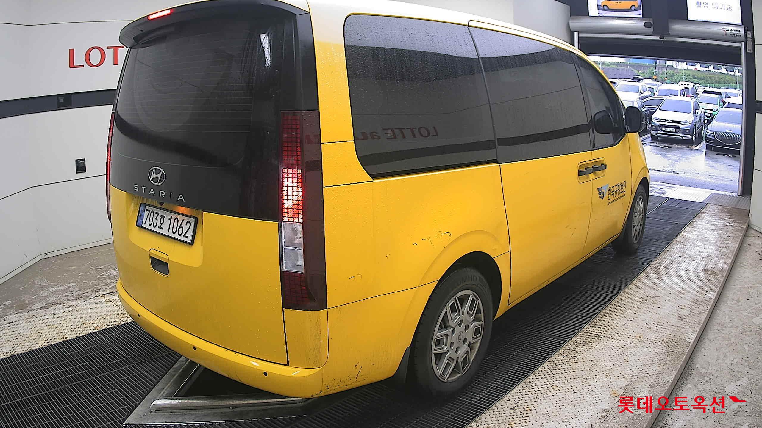 2023 - hyundai staria