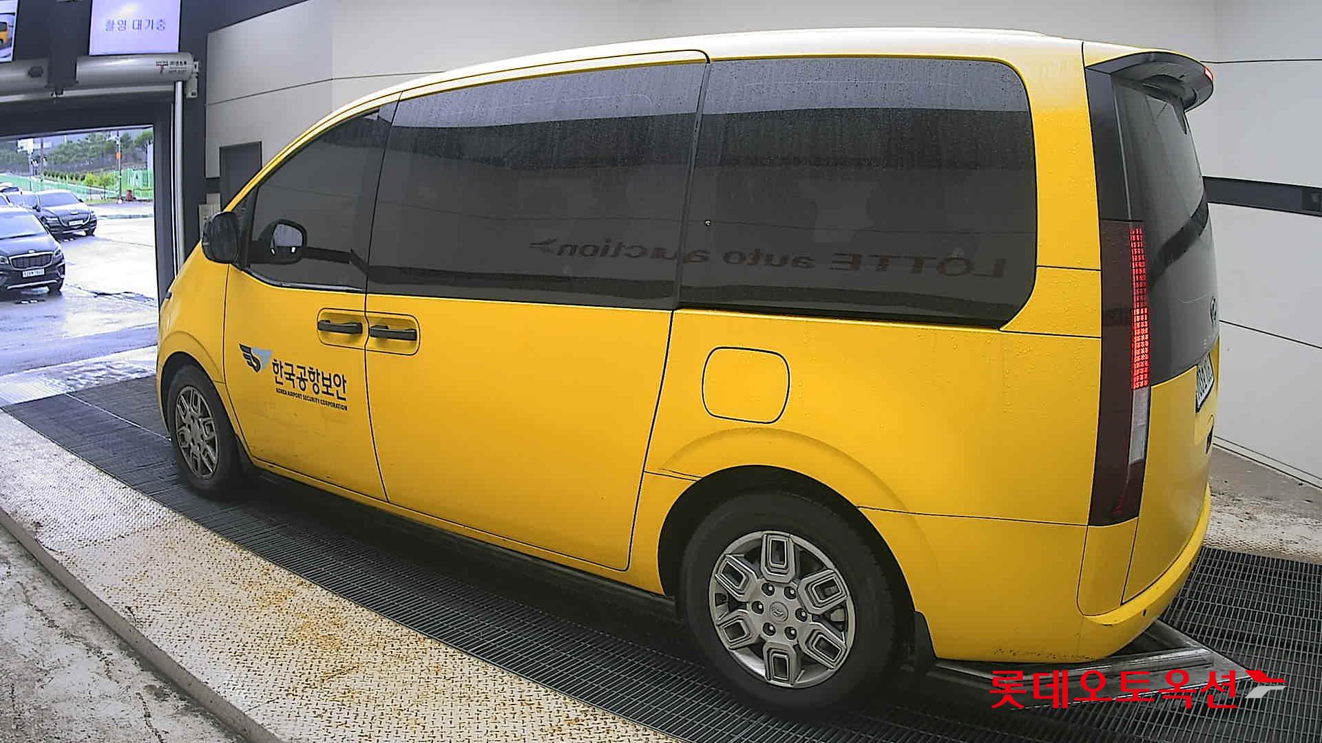 2023 - hyundai staria