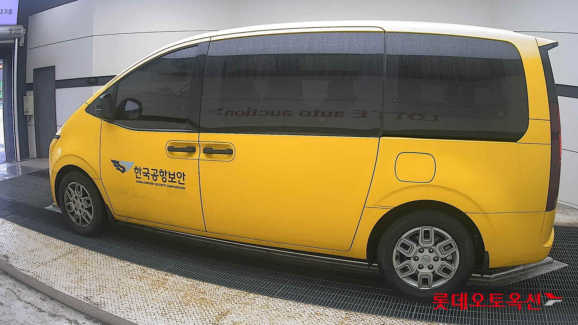 2023 - hyundai staria