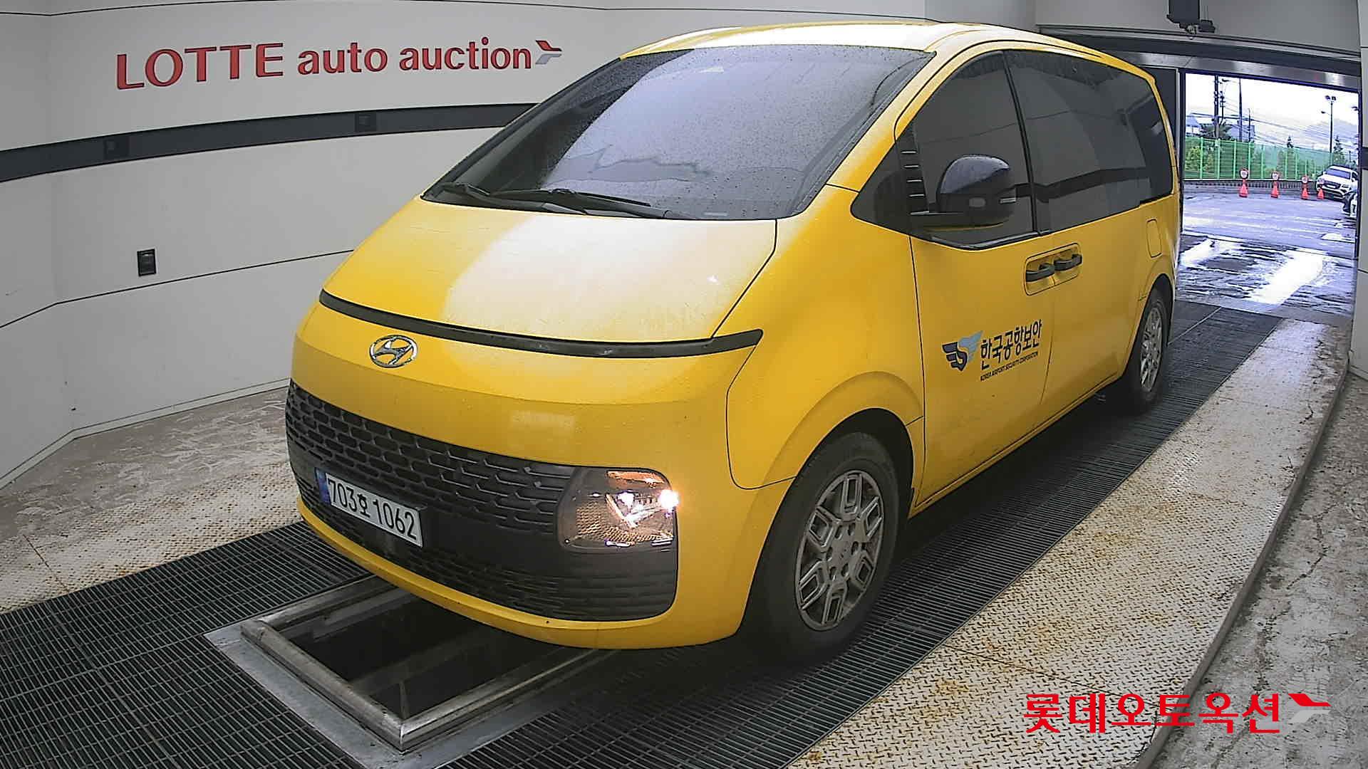 2023 - hyundai staria