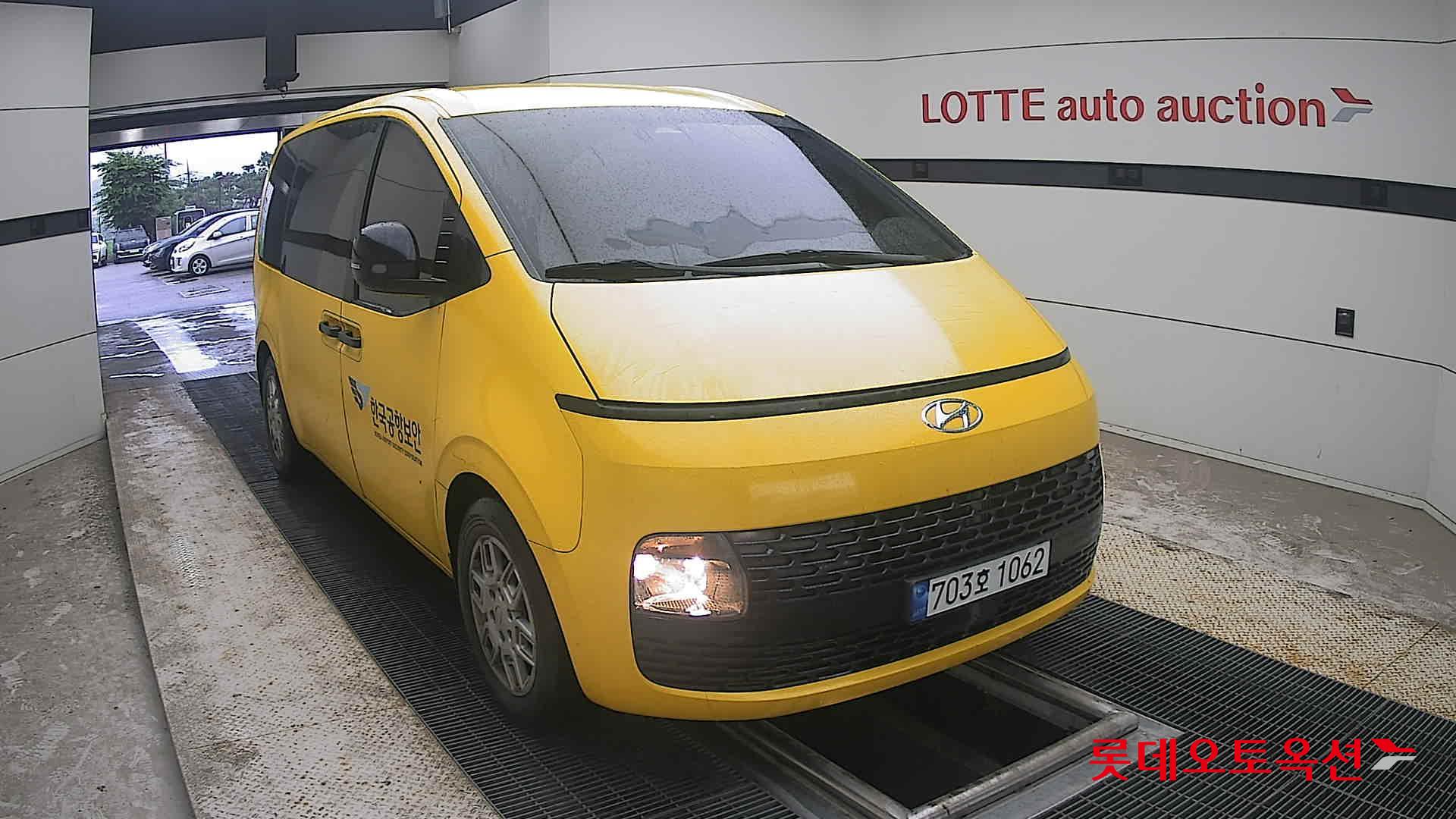 2023 - hyundai staria