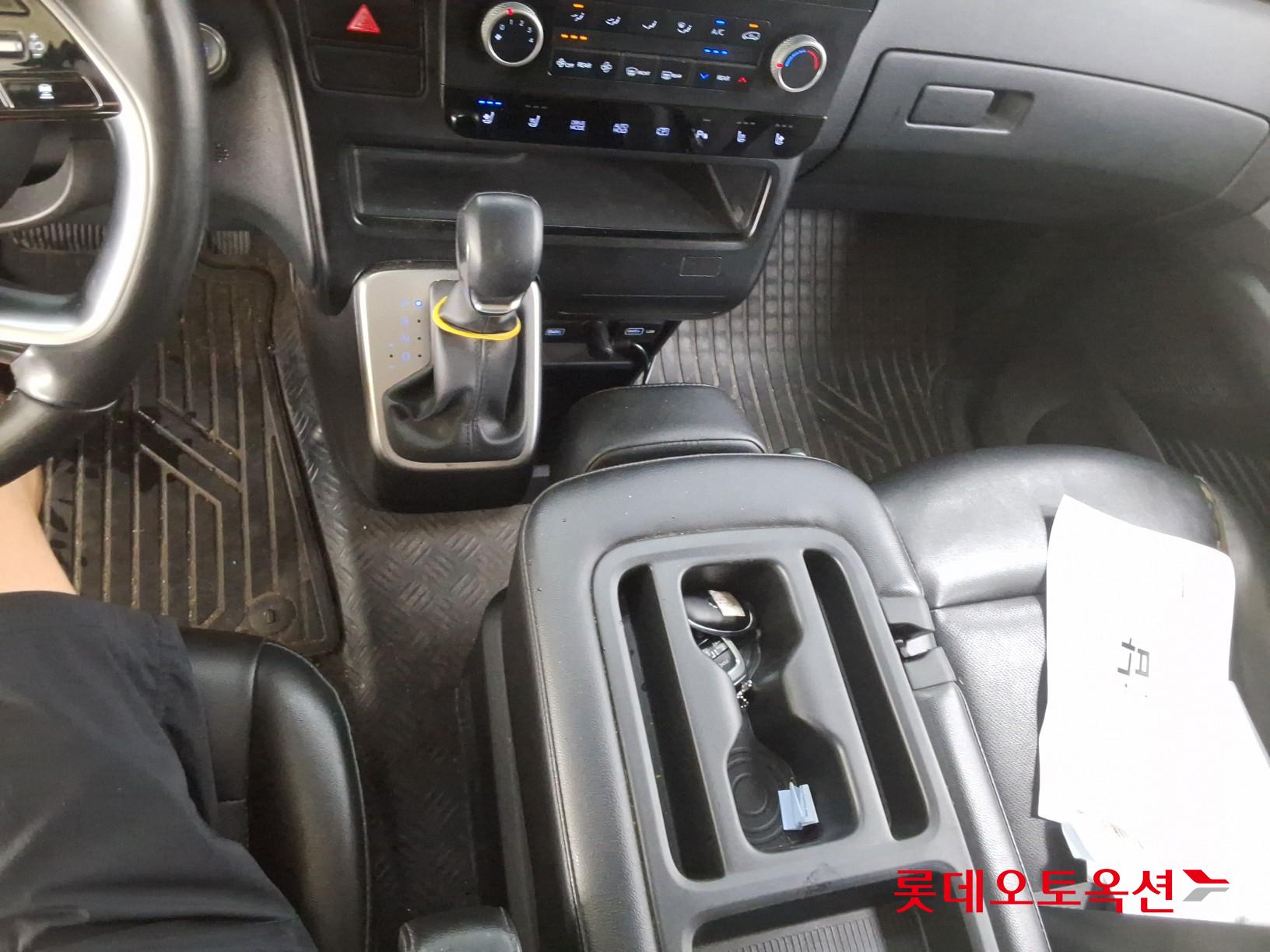 2023 - hyundai staria