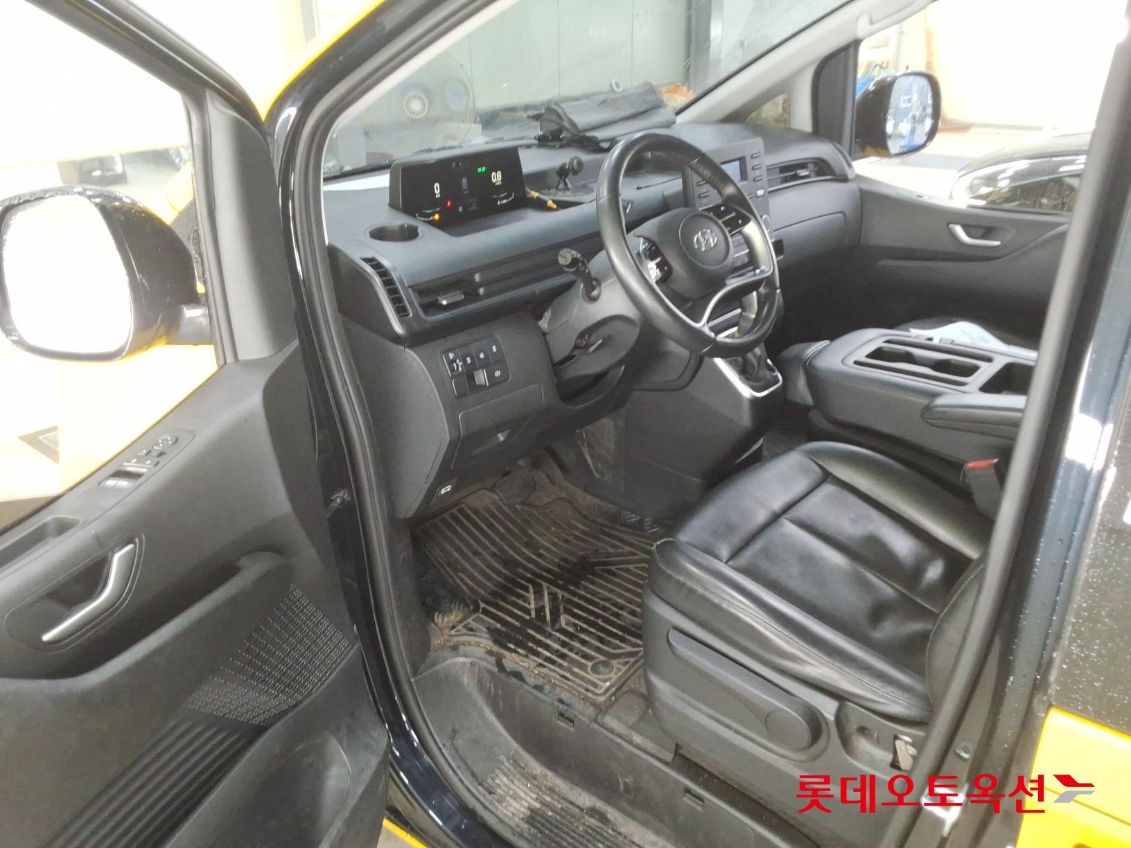 2023 - hyundai staria