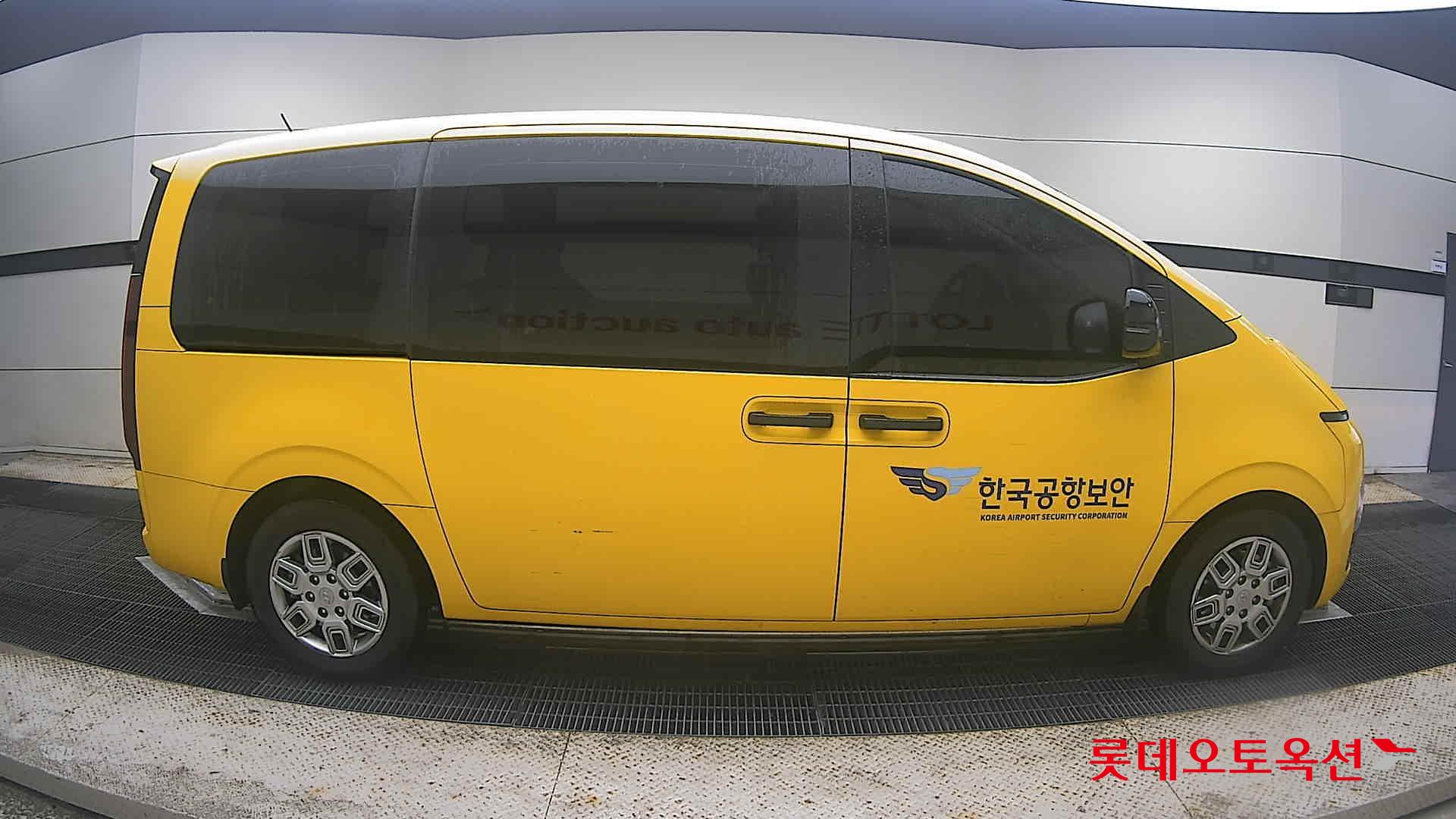 2023 - hyundai staria