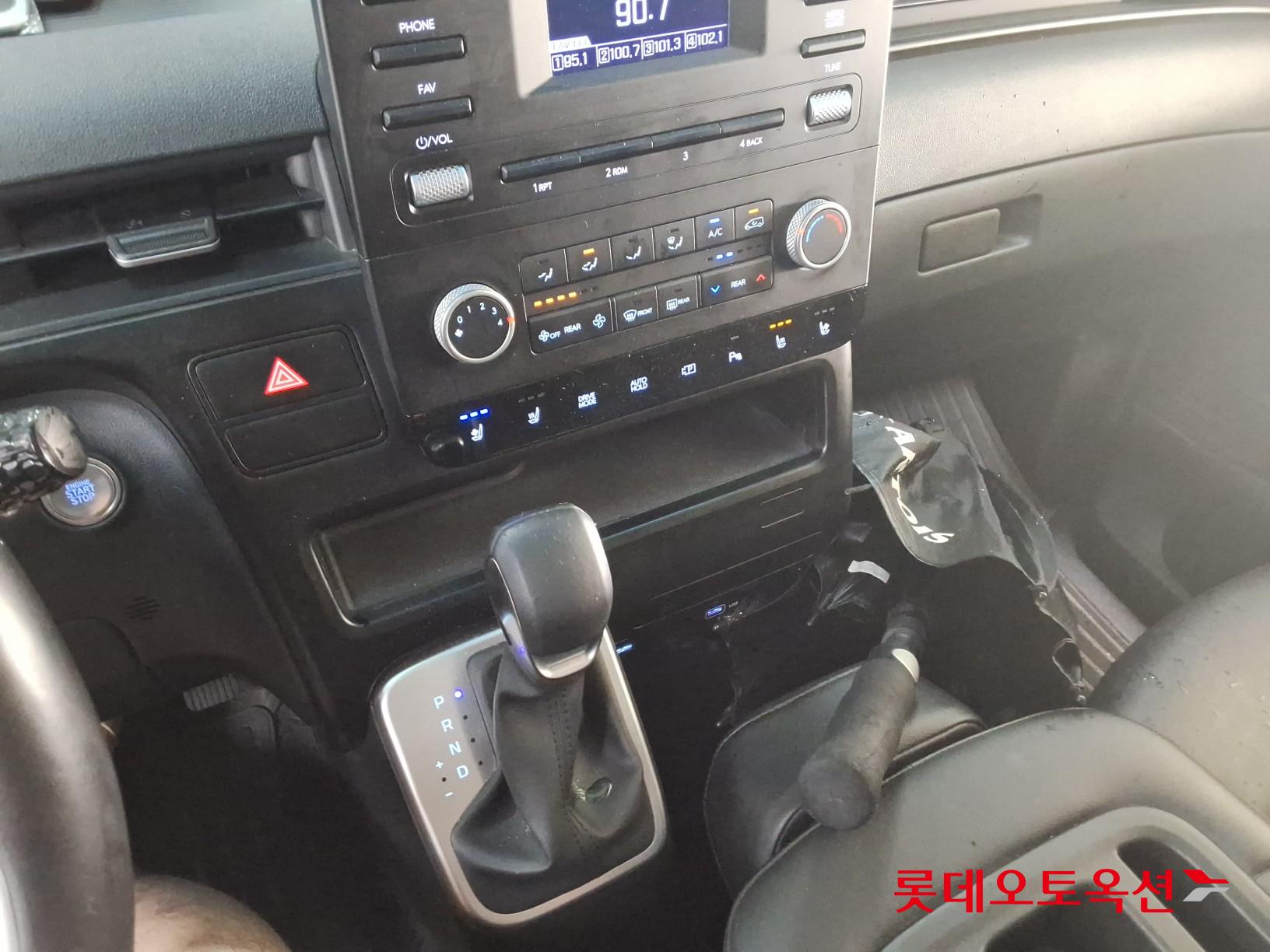 2023 - hyundai staria