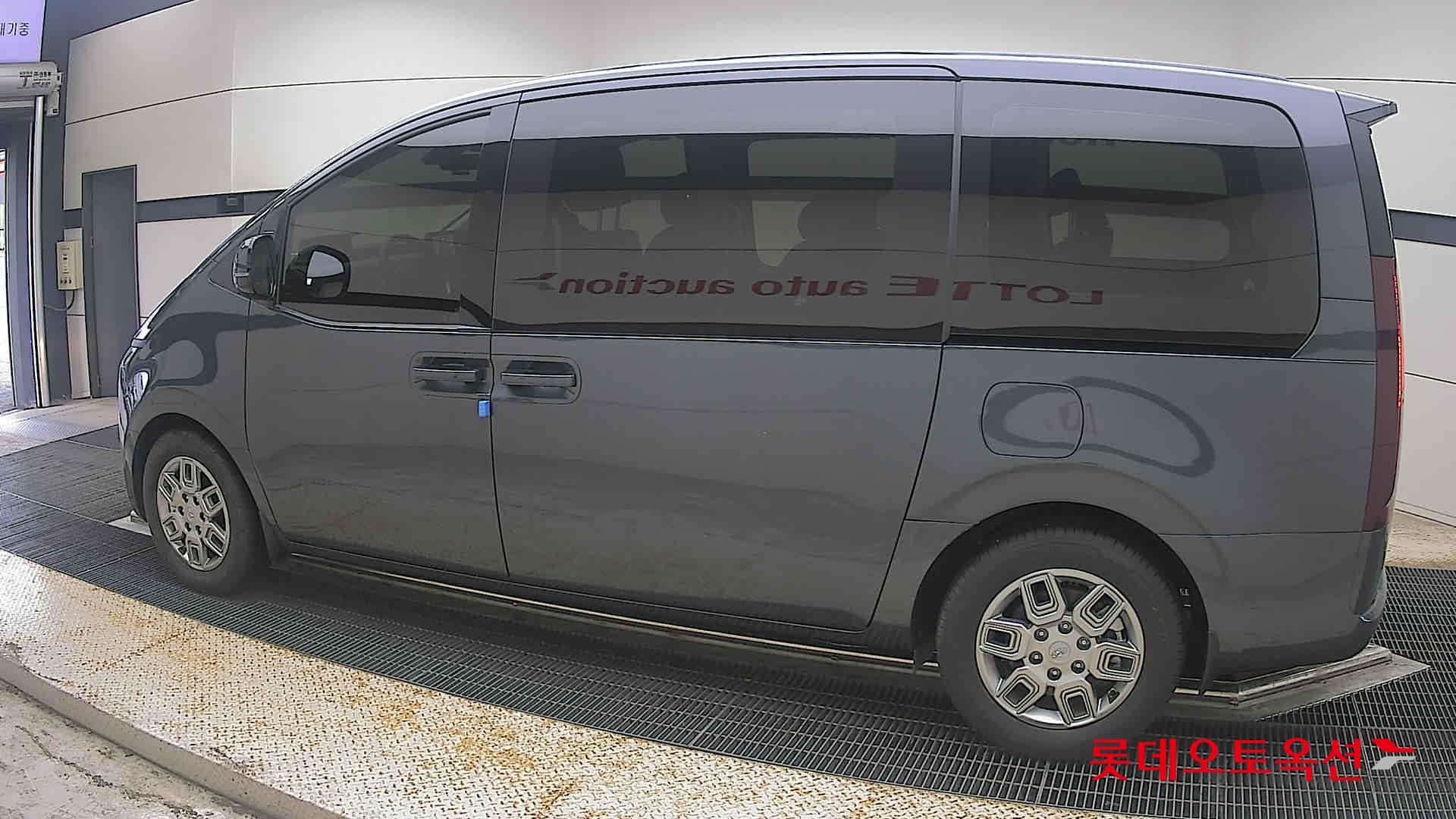 2023 - hyundai staria