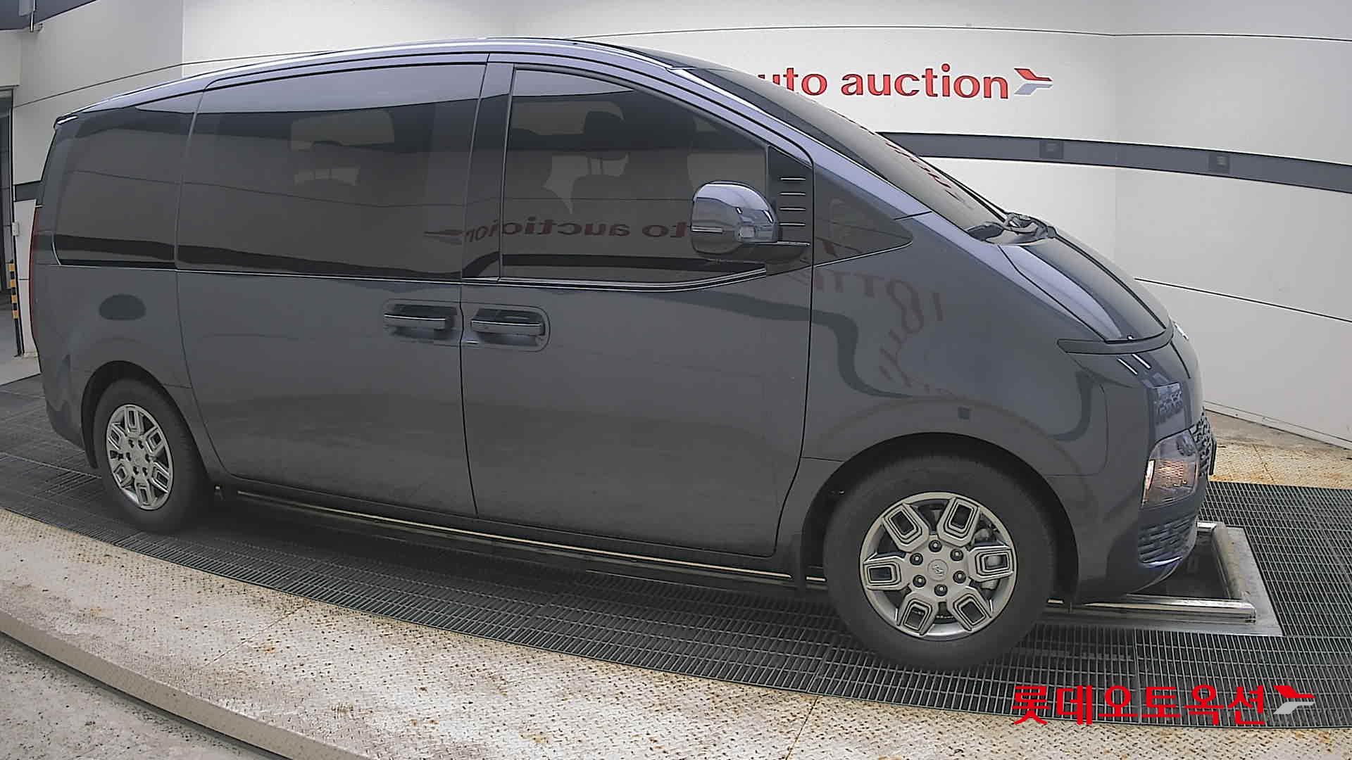 2023 - hyundai staria