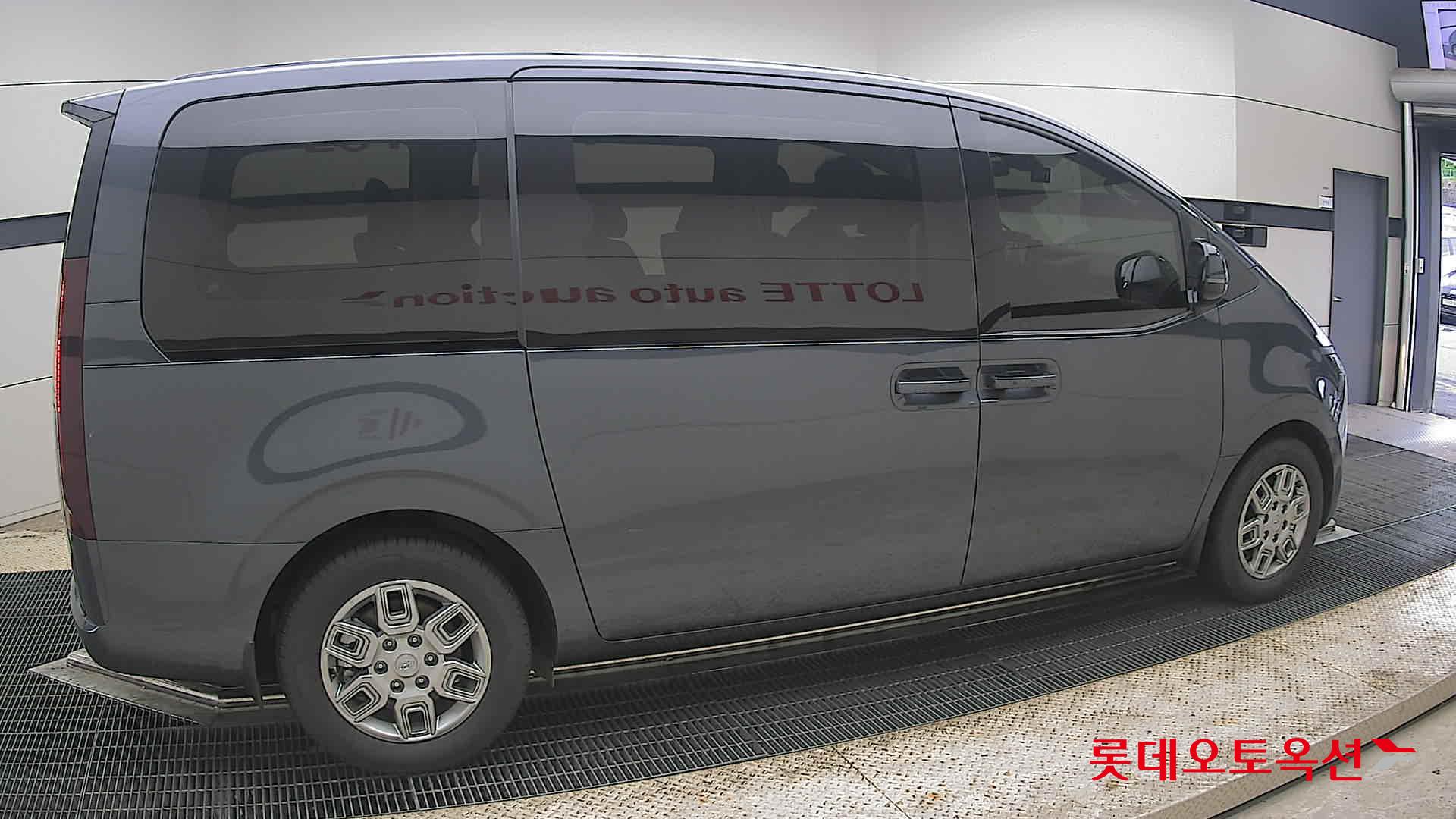 2023 - hyundai staria