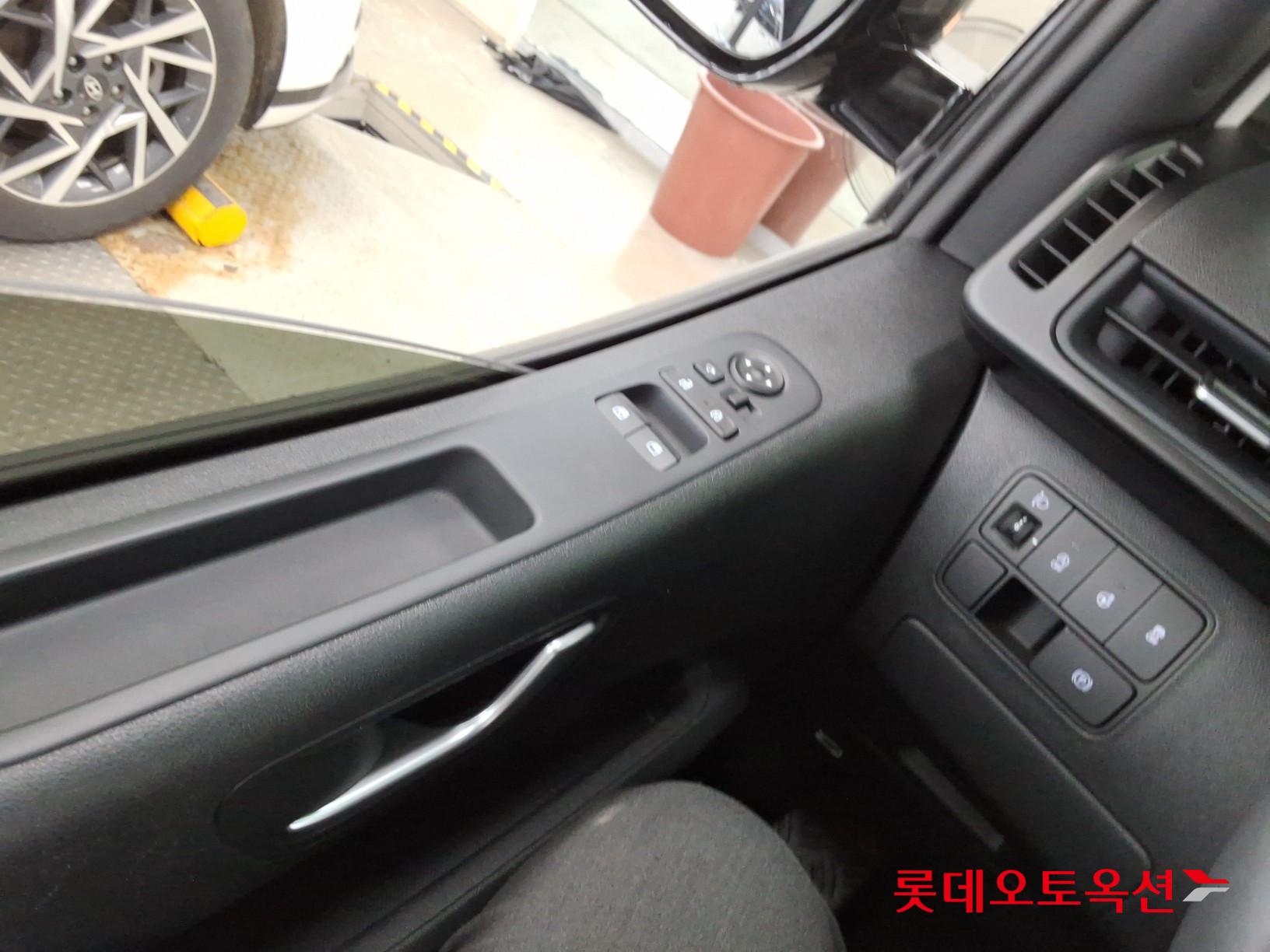 2023 - hyundai staria