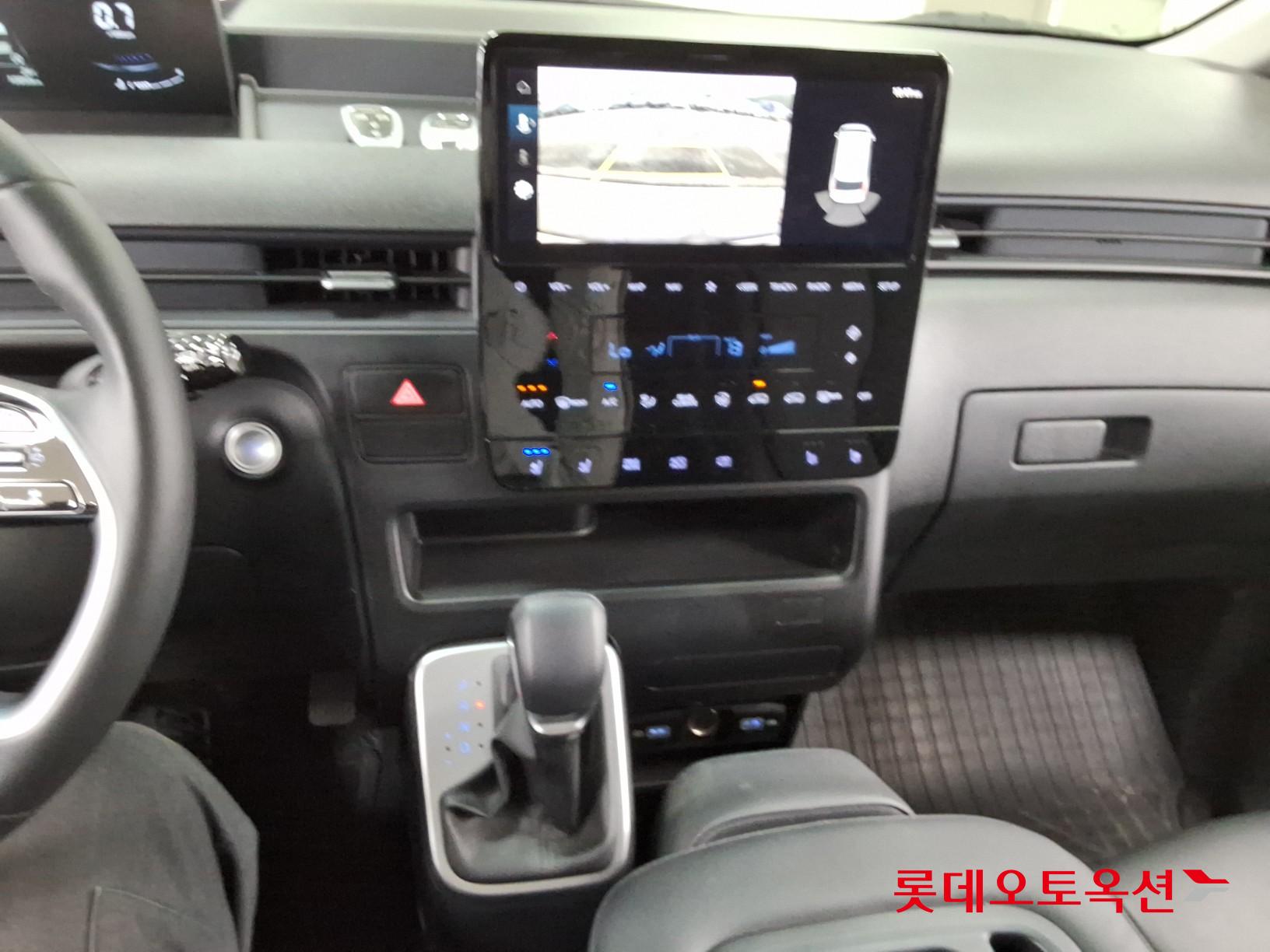 2023 - hyundai staria