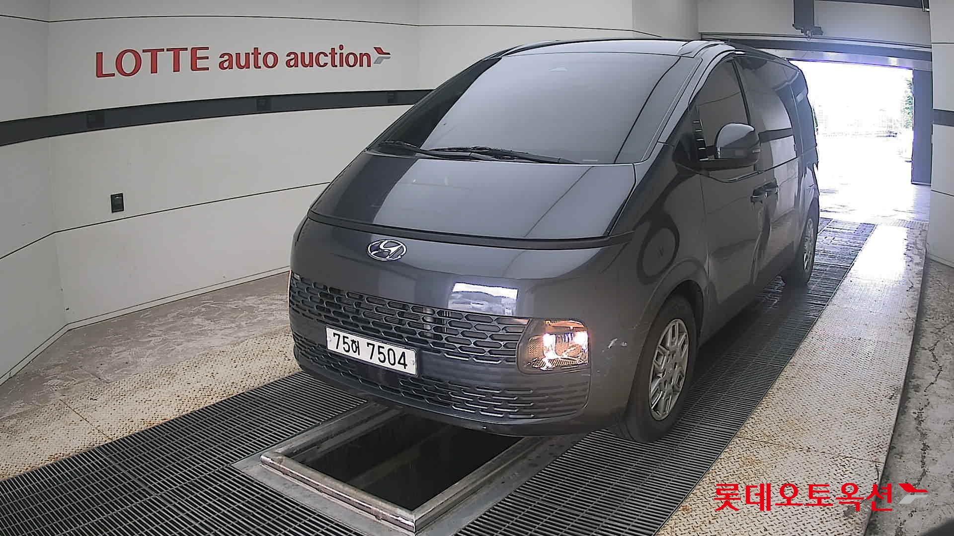 2023 - hyundai staria