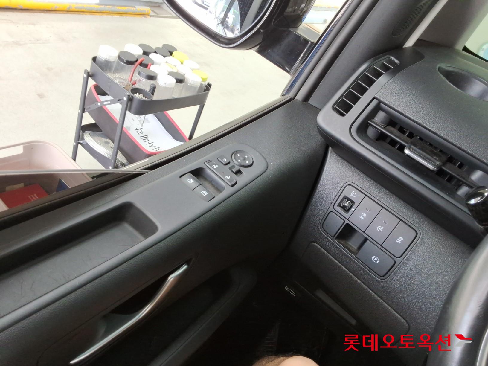 2023 - hyundai staria