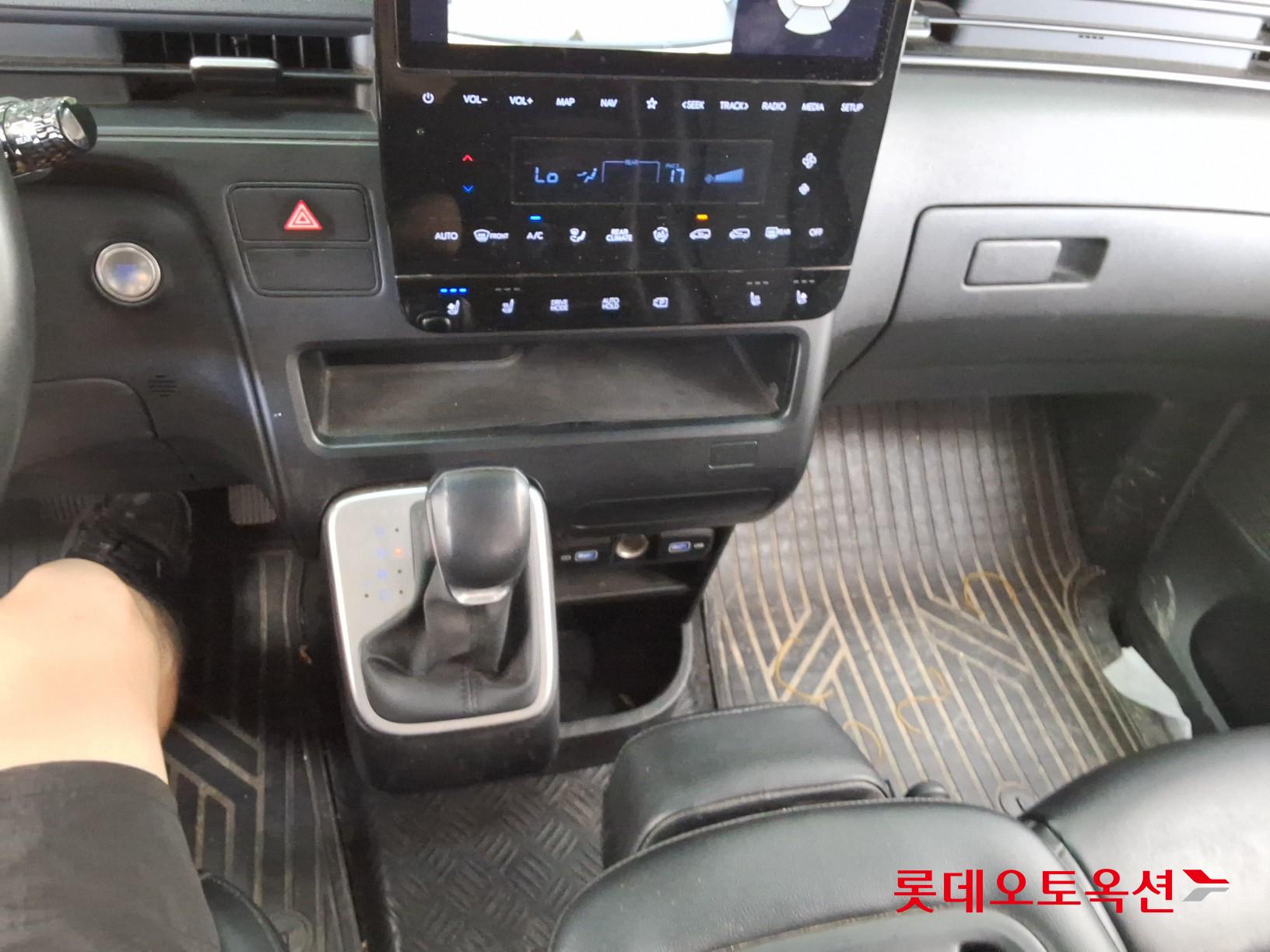 2023 - hyundai staria