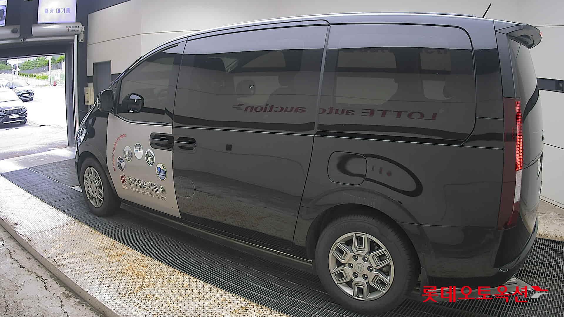 2023 - hyundai staria