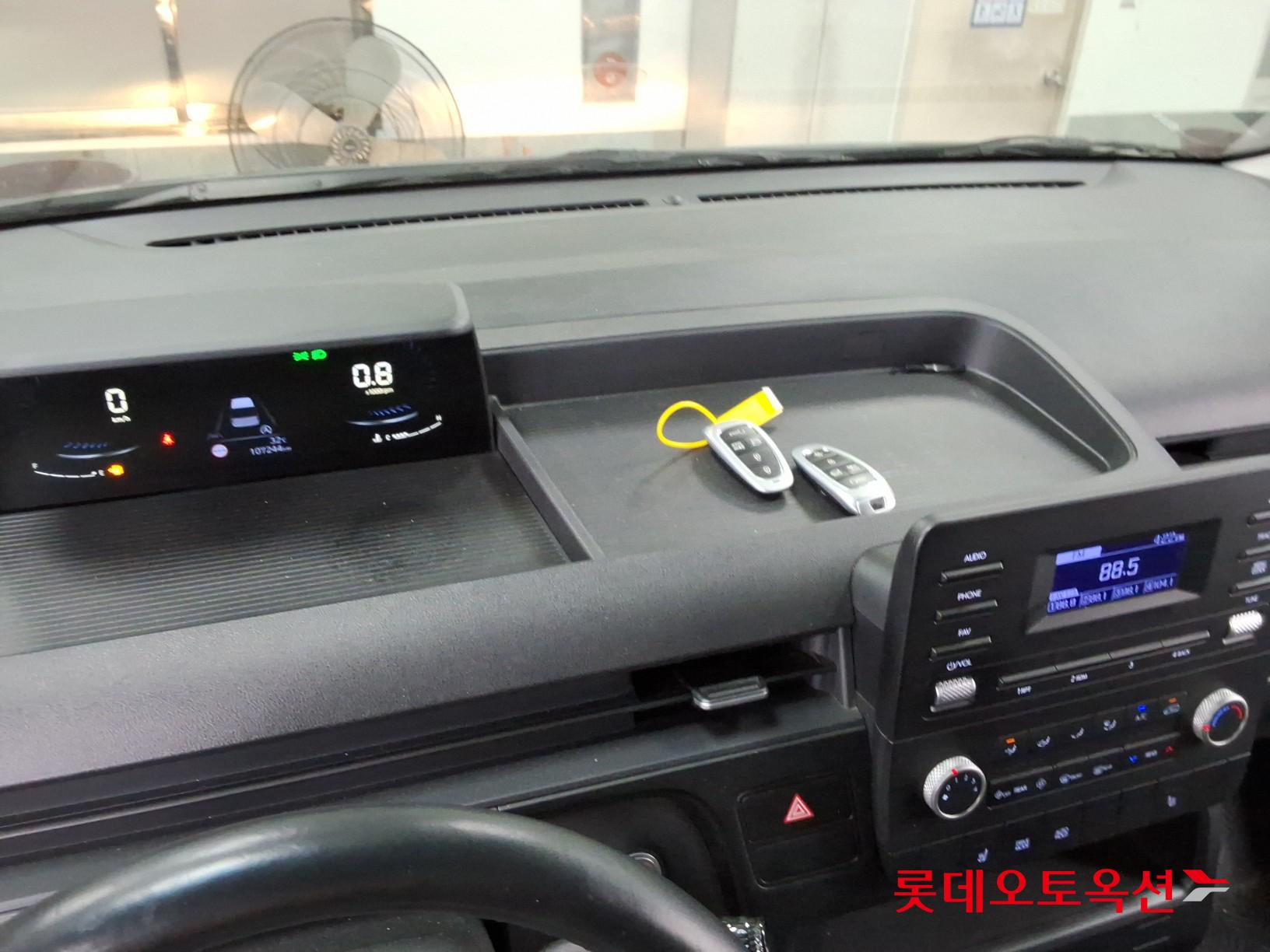 2023 - hyundai staria